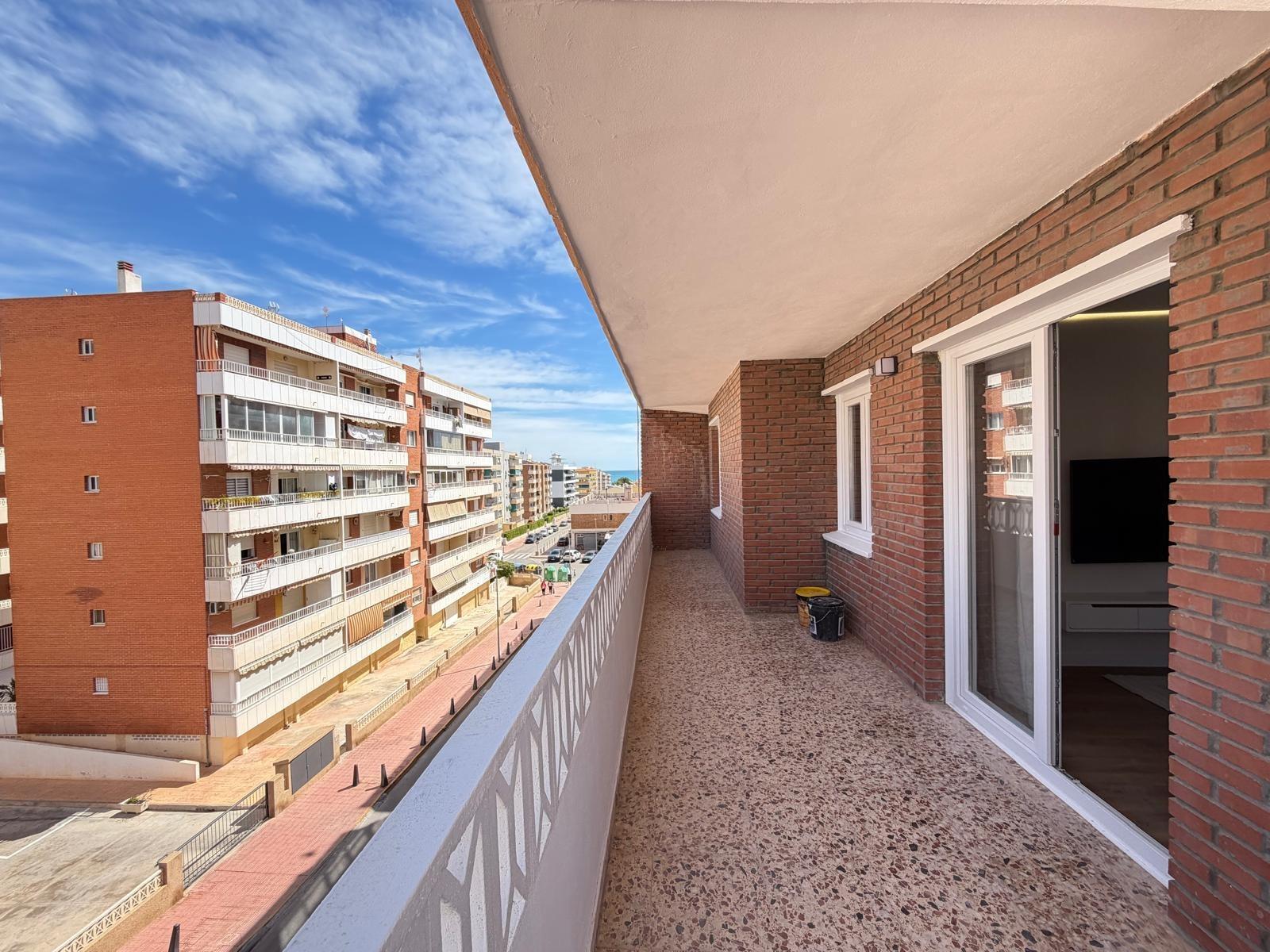 Apartamento reformado con terraza de 23m² y vistas al mar en Punta Prima