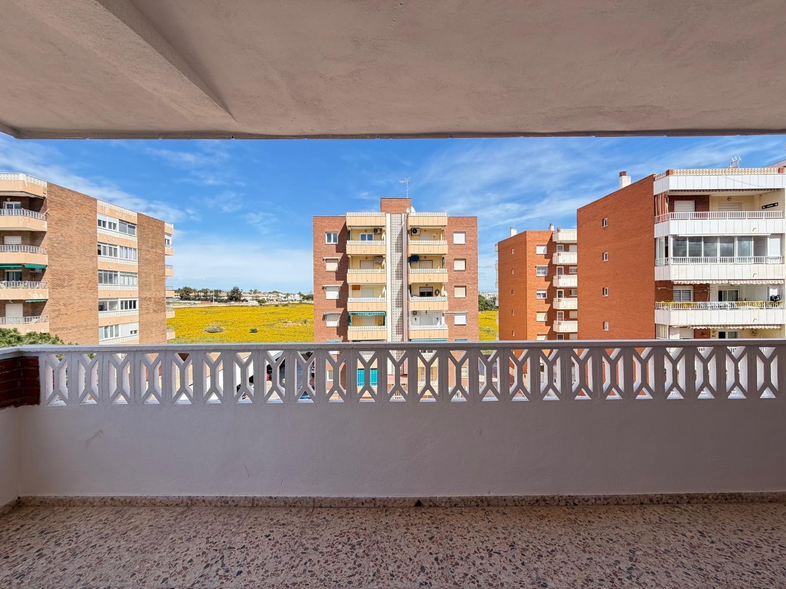 Apartamento reformado con terraza de 23m² y vistas al mar en Punta Prima
