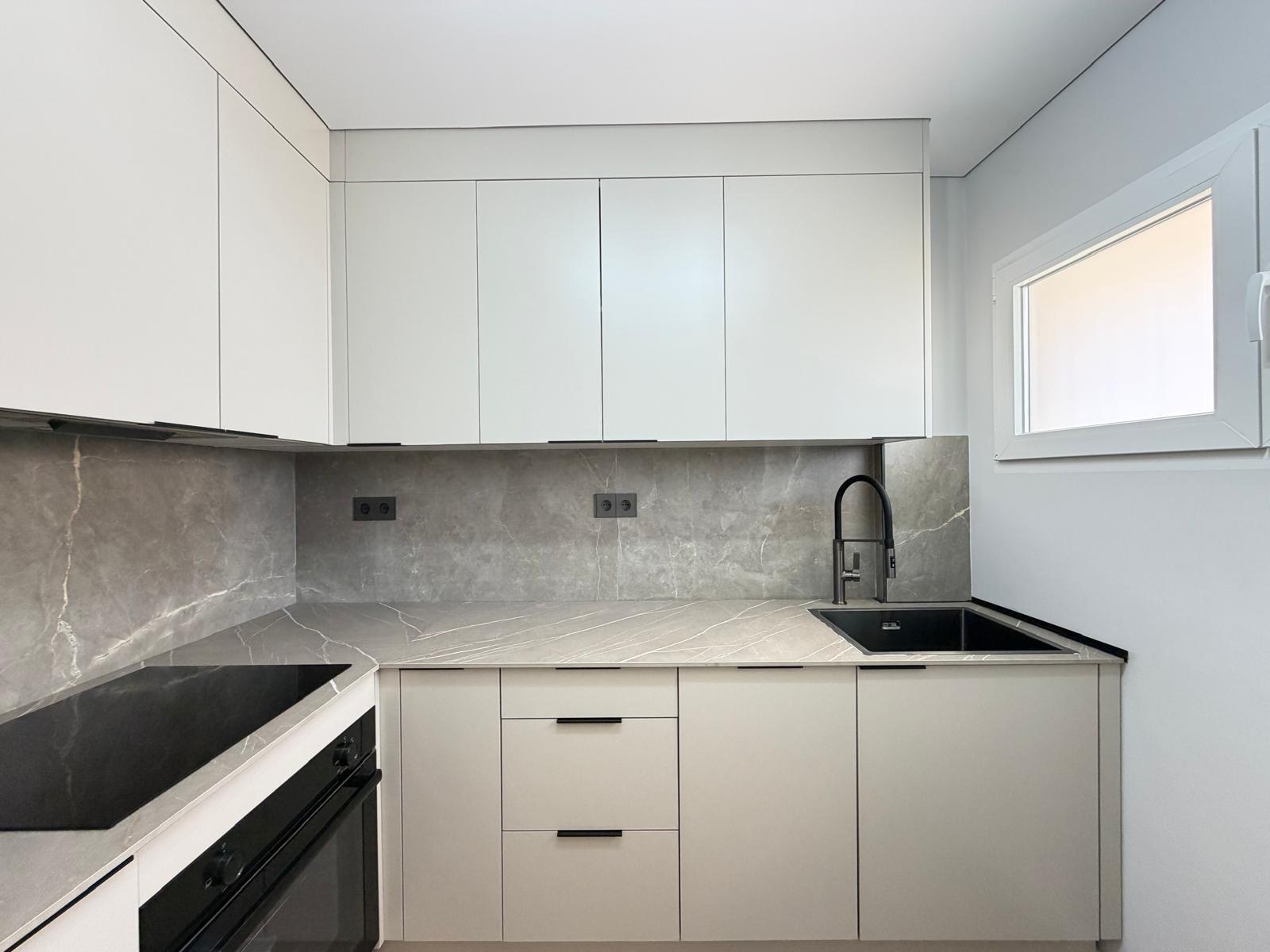 Apartamento reformado con terraza de 23m² y vistas al mar en Punta Prima