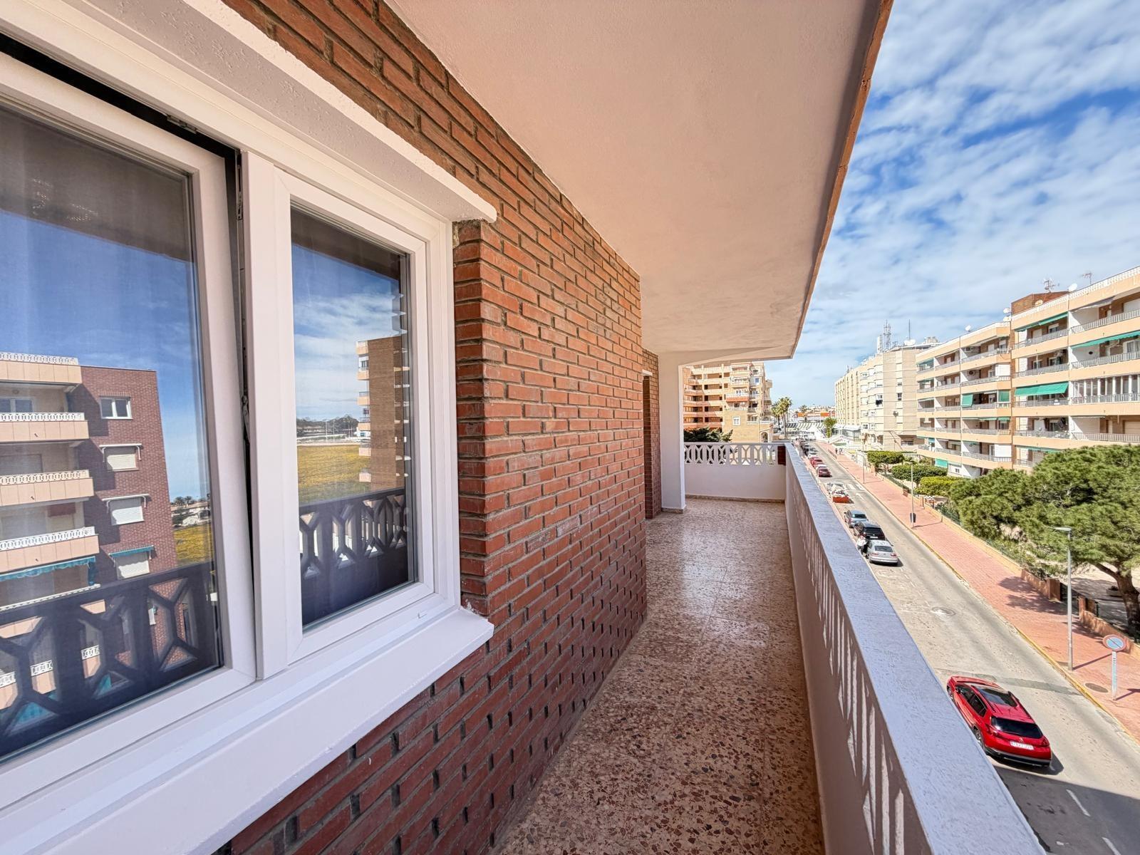 Apartamento reformado con terraza de 23m² y vistas al mar en Punta Prima