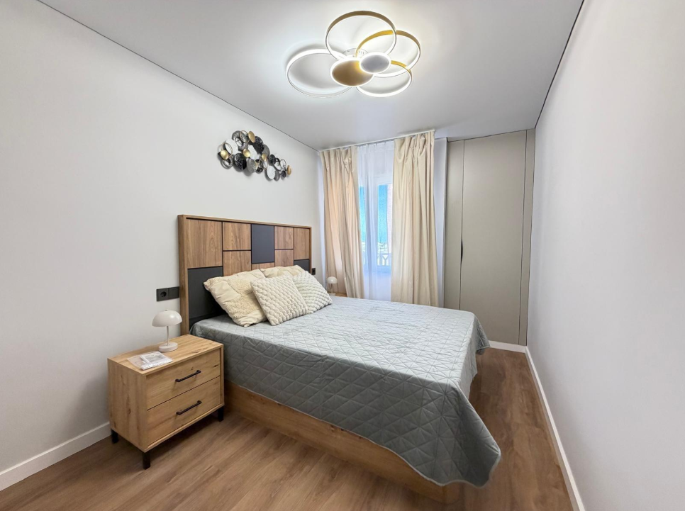 Apartamento reformado con terraza de 23m² y vistas al mar en Punta Prima