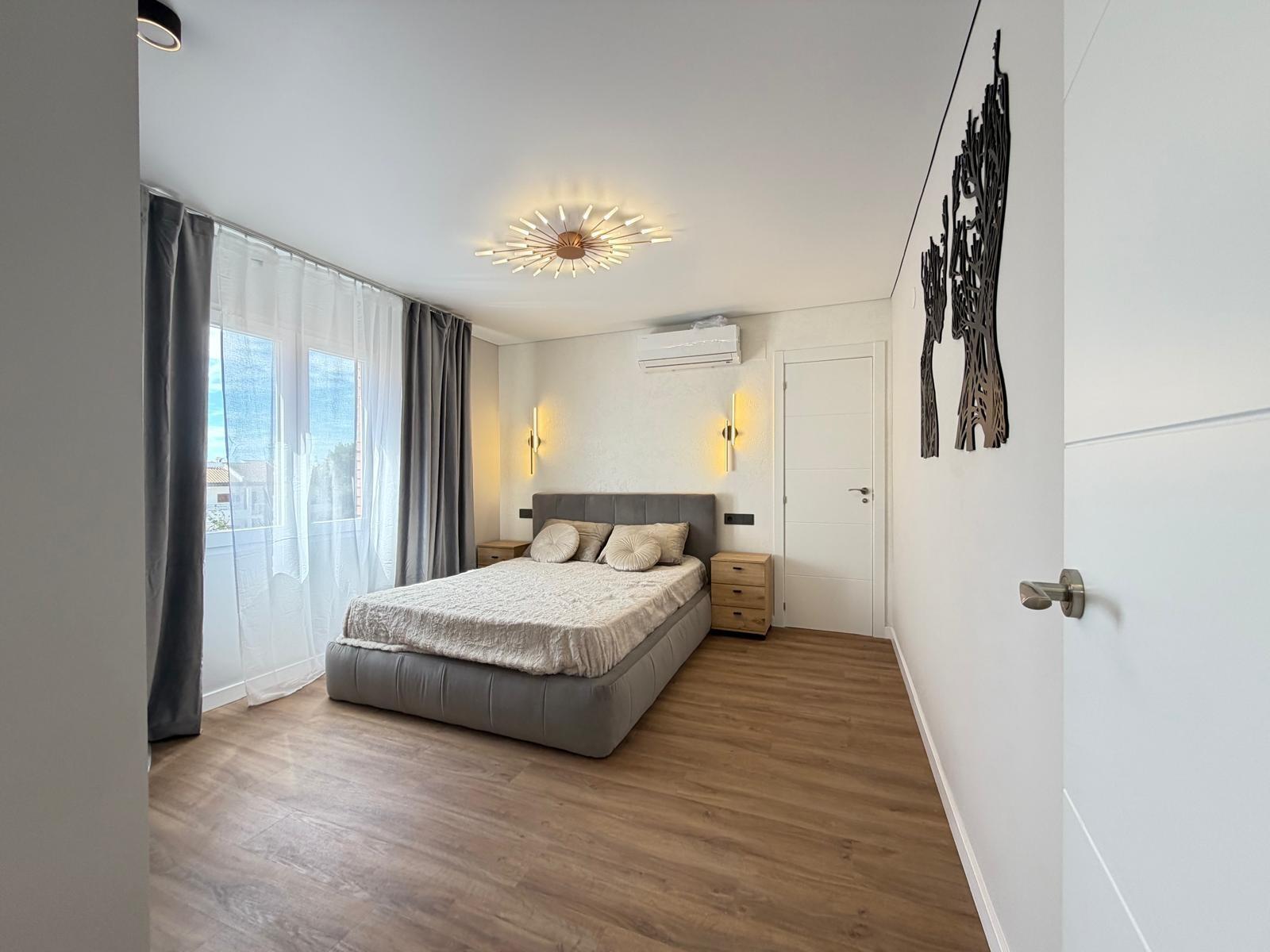 Apartamento reformado con terraza de 23m² y vistas al mar en Punta Prima