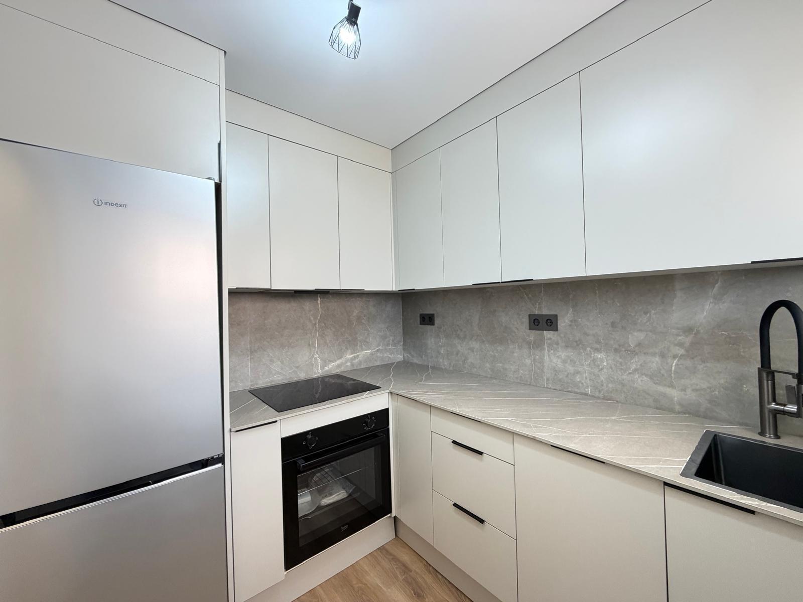 Apartamento reformado con terraza de 23m² y vistas al mar en Punta Prima
