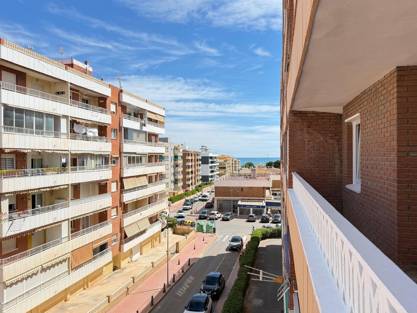 Apartamento reformado con terraza de 23m² y vistas al mar en Punta Prima
