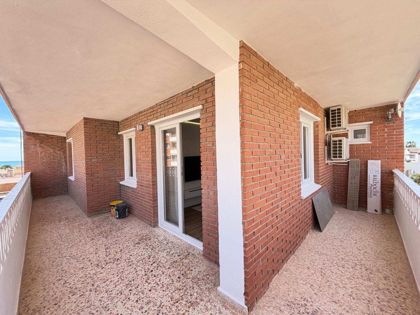 Apartamento reformado con terraza de 23m² y vistas al mar en Punta Prima