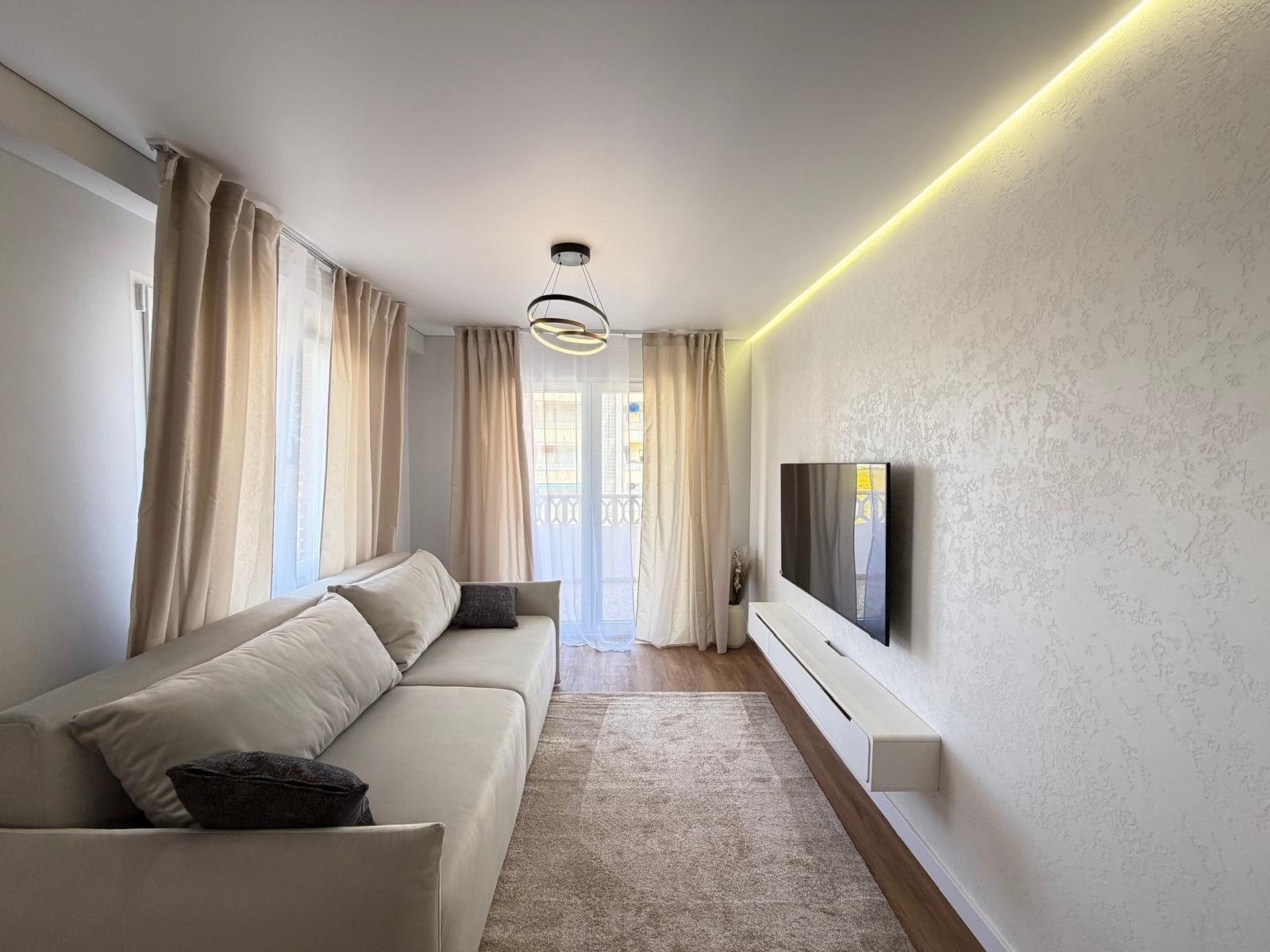 Apartamento reformado con terraza de 23m² y vistas al mar en Punta Prima