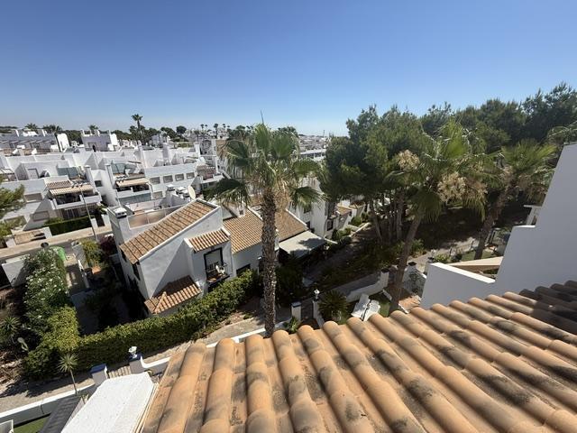 Duplex con doble jardín en La Fuente, Orihuela Costa — 2 dorm. y 2 baños