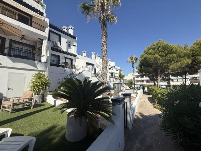 Duplex con doble jardín en La Fuente, Orihuela Costa — 2 dorm. y 2 baños