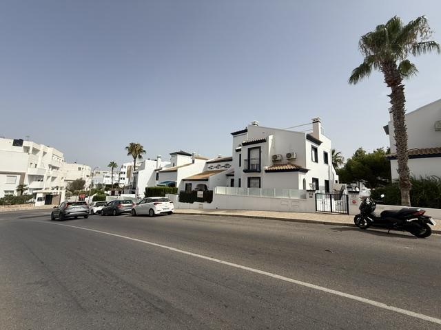 Duplex con doble jardín en La Fuente, Orihuela Costa — 2 dorm. y 2 baños