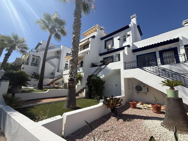 Duplex con doble jardín en La Fuente, Orihuela Costa — 2 dorm. y 2 baños