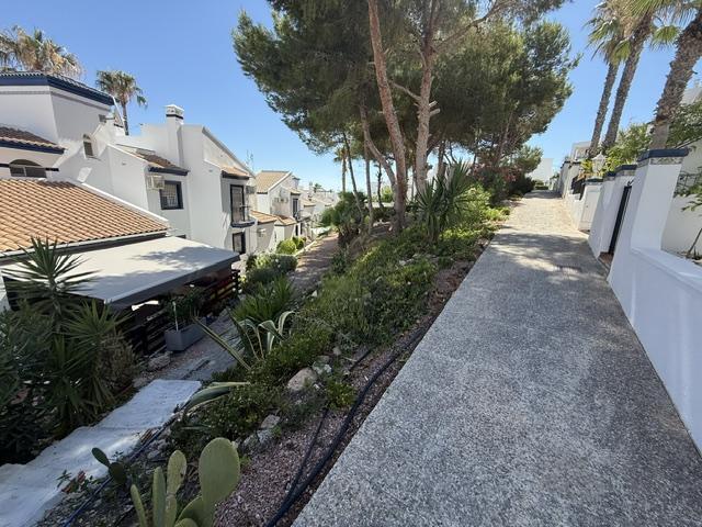 Duplex con doble jardín en La Fuente, Orihuela Costa — 2 dorm. y 2 baños