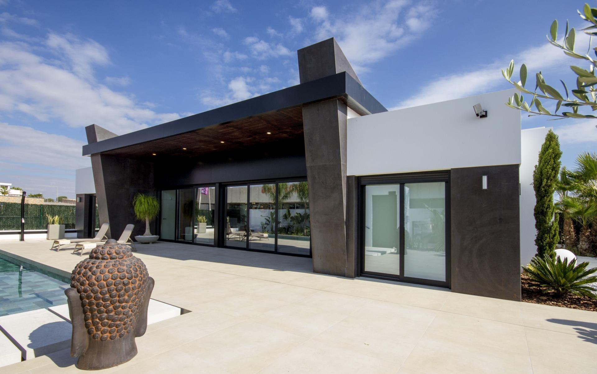 Villa de diseño a medida en Ciudad Quesada con piscina privada y parcela de 530m²