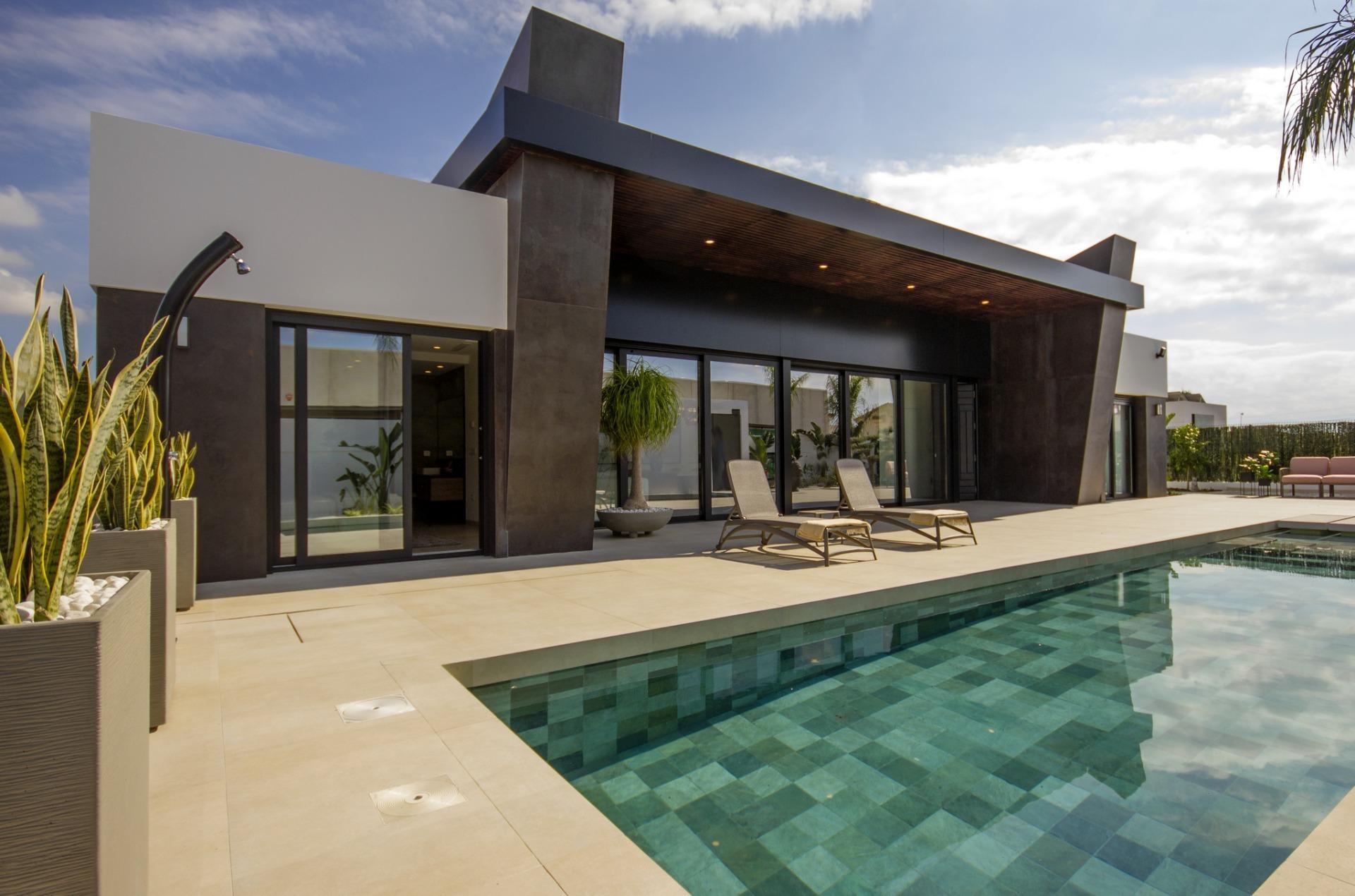 Villa de diseño a medida en Ciudad Quesada con piscina privada y parcela de 530m²