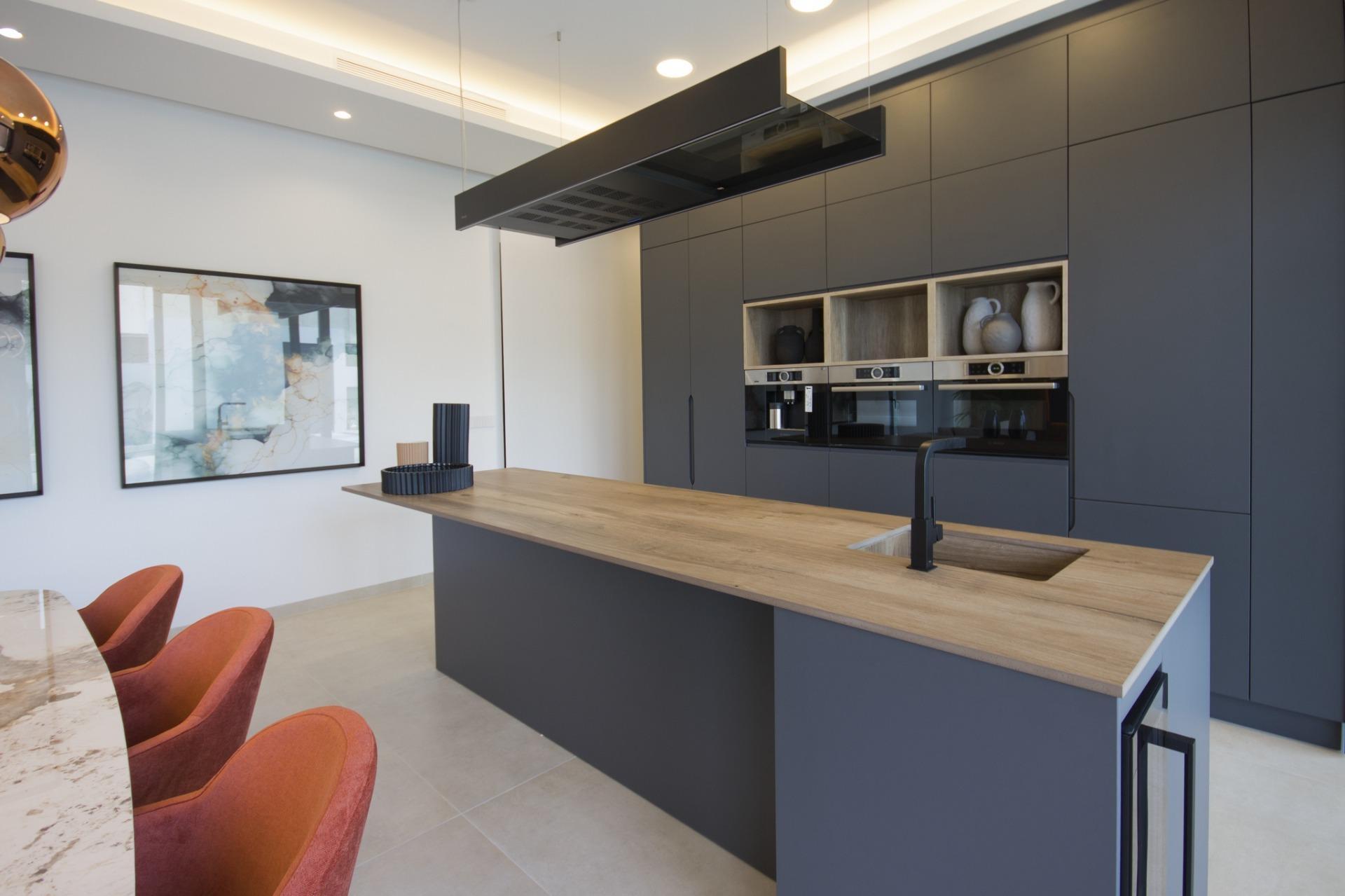 Villa de diseño a medida en Ciudad Quesada con piscina privada y parcela de 530m²