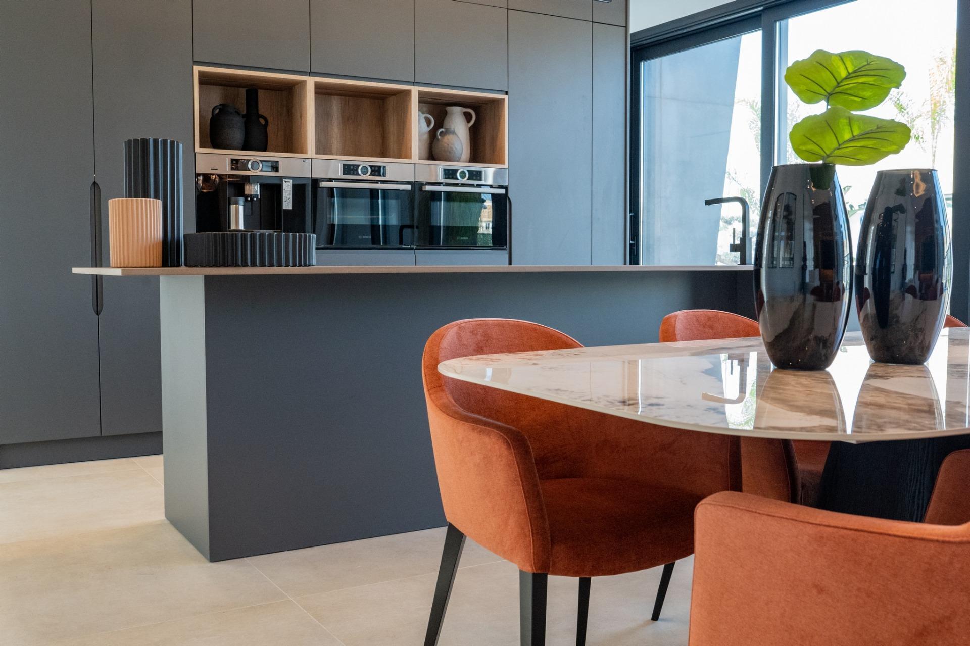 Villa de diseño a medida en Ciudad Quesada con piscina privada y parcela de 530m²