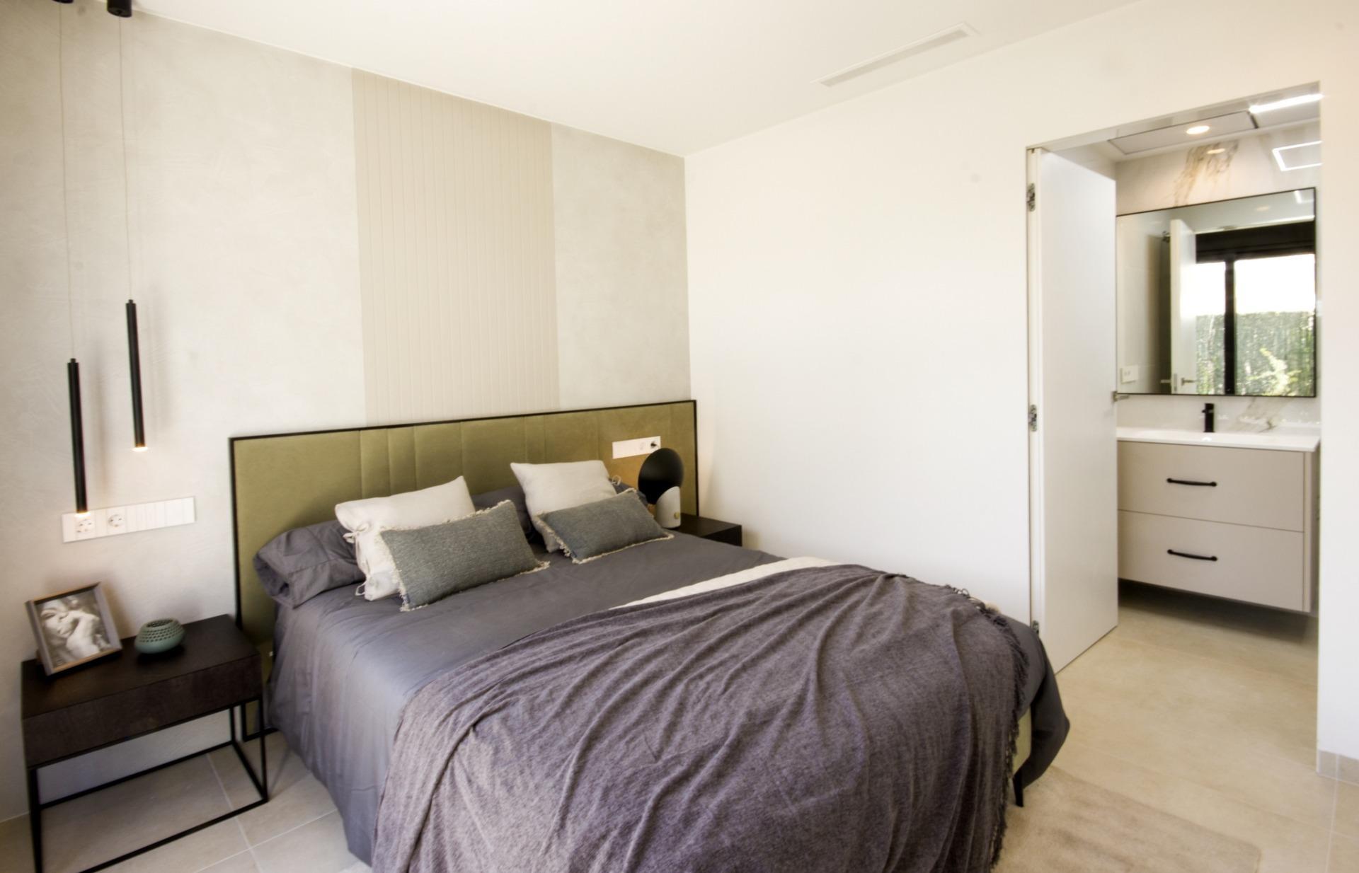 Villa de diseño a medida en Ciudad Quesada con piscina privada y parcela de 530m²