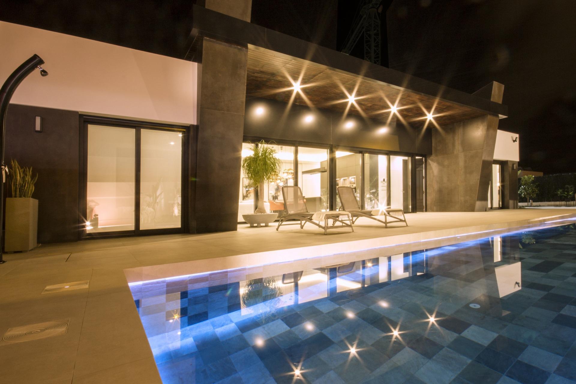 Villa de diseño a medida en Ciudad Quesada con piscina privada y parcela de 530m²