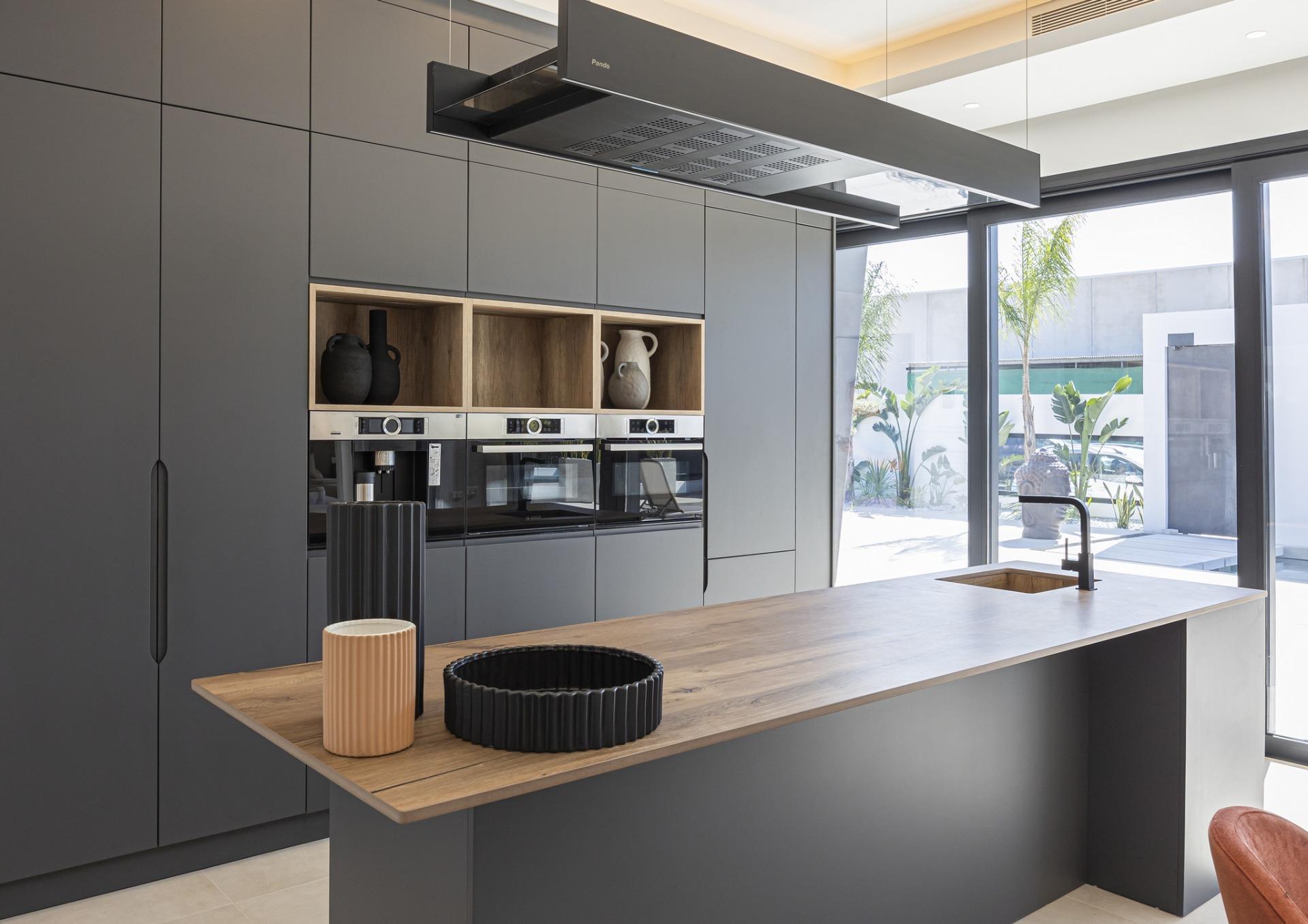 Villa de diseño a medida en Ciudad Quesada con piscina privada y parcela de 530m²