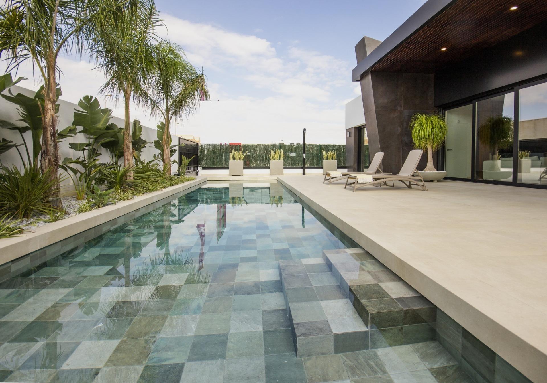 Villa de diseño a medida en Ciudad Quesada con piscina privada y parcela de 530m²