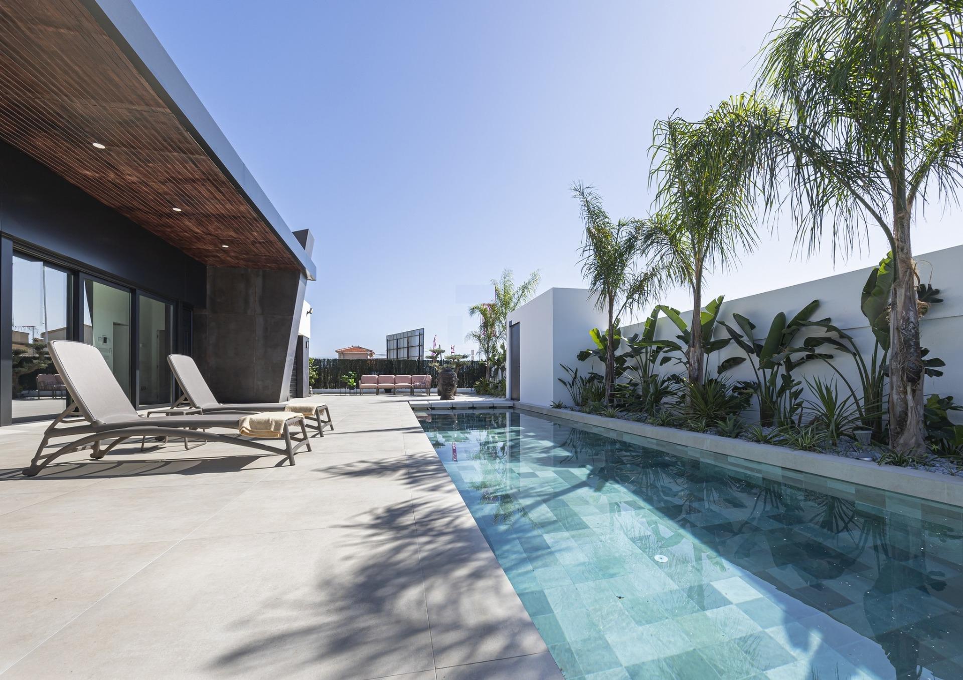 Villa de diseño a medida en Ciudad Quesada con piscina privada y parcela de 530m²