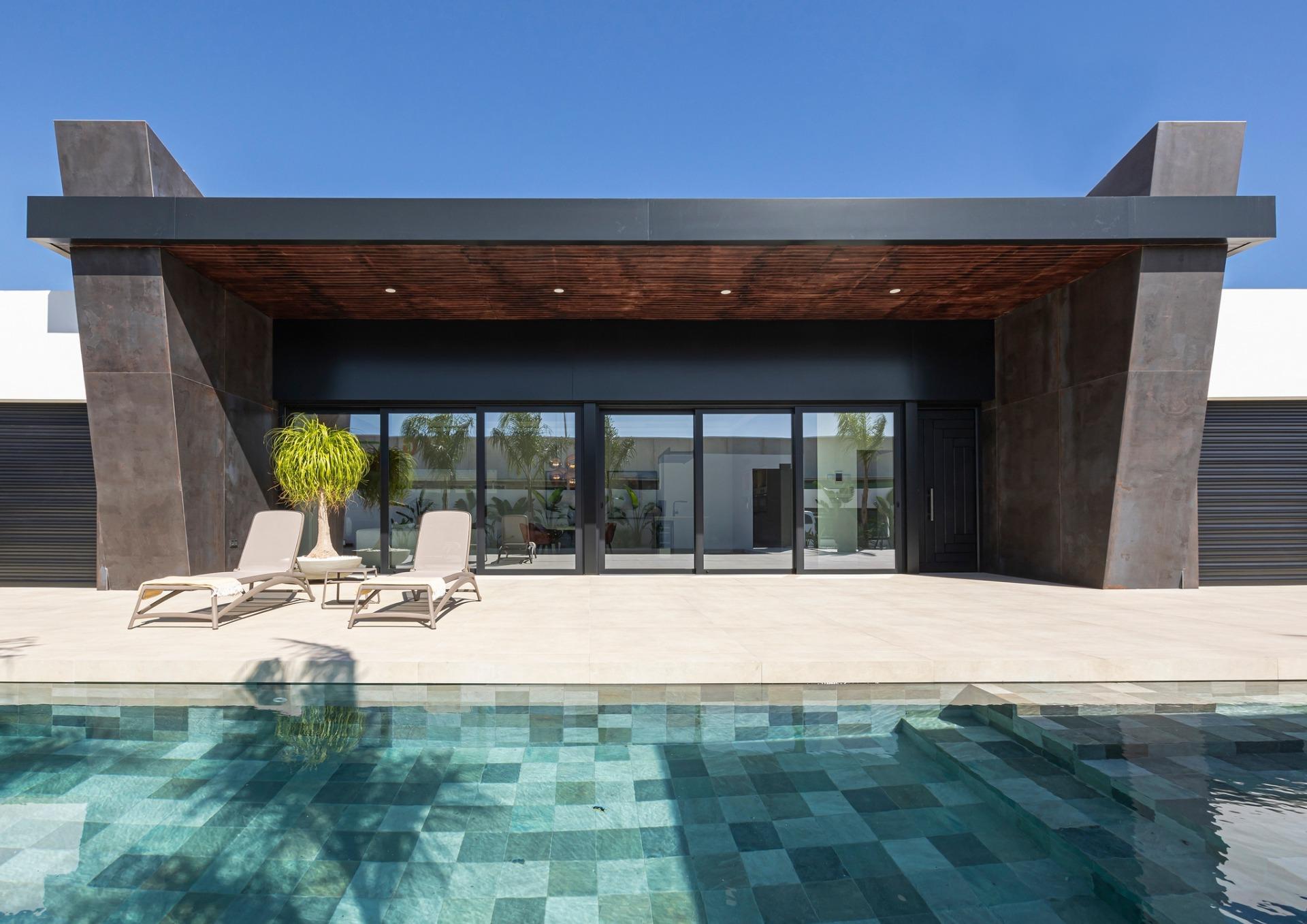 Villa de diseño a medida en Ciudad Quesada con piscina privada y parcela de 530m²
