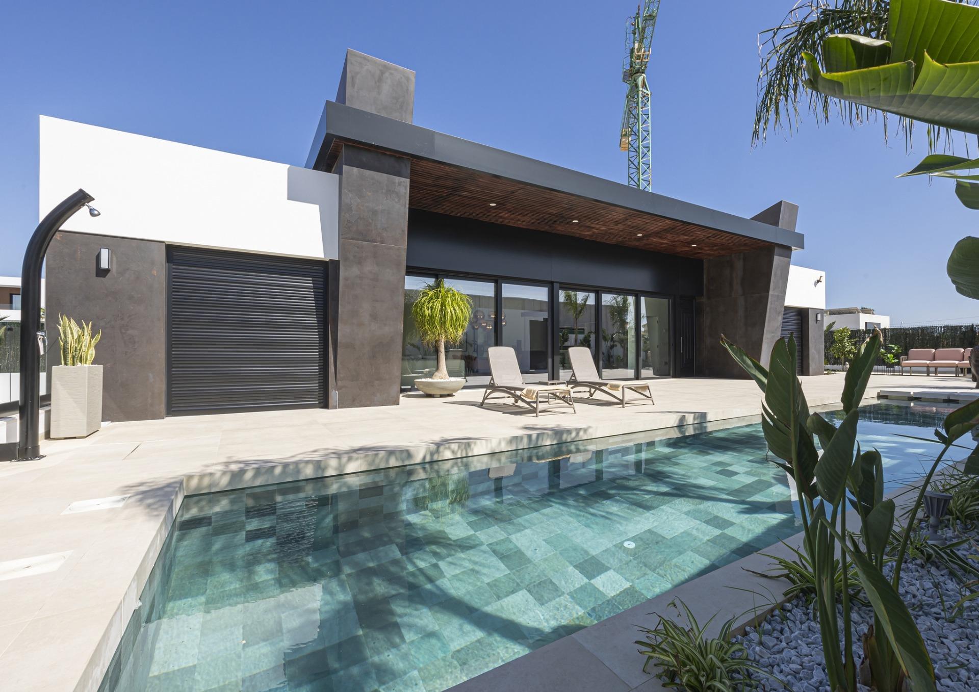 Villa de diseño a medida en Ciudad Quesada con piscina privada y parcela de 530m²