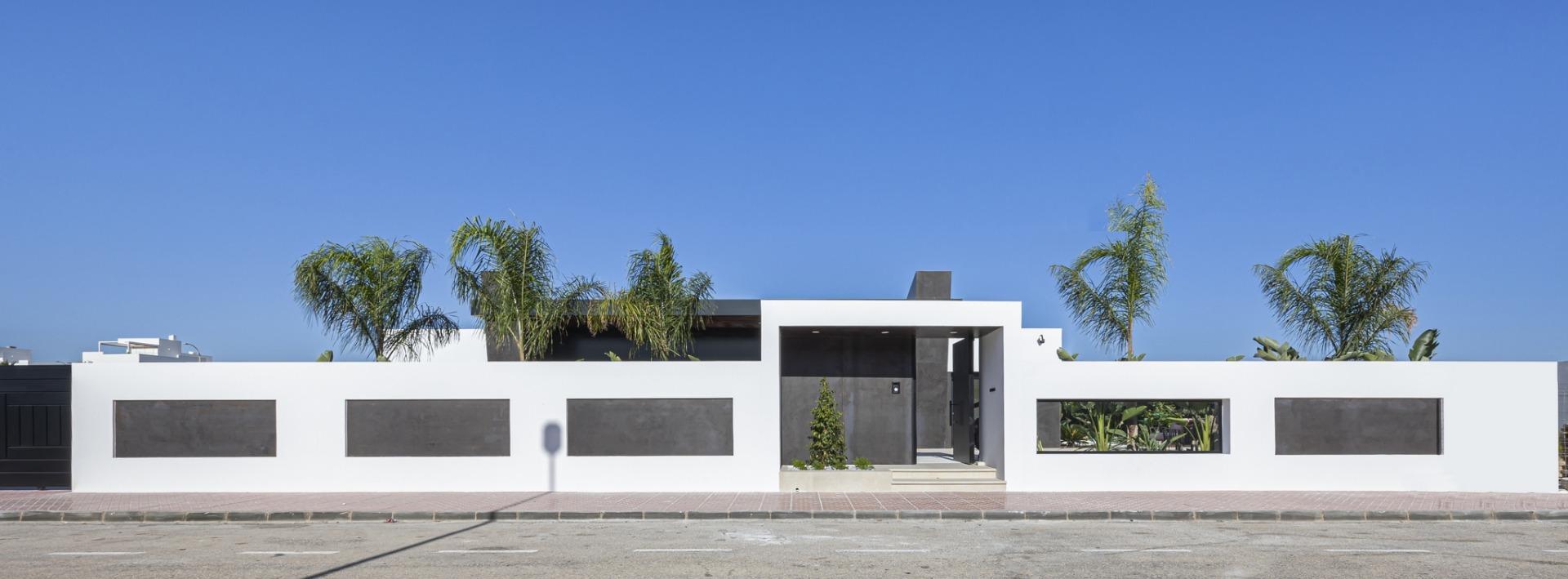 Villa de diseño a medida en Ciudad Quesada con piscina privada y parcela de 530m²