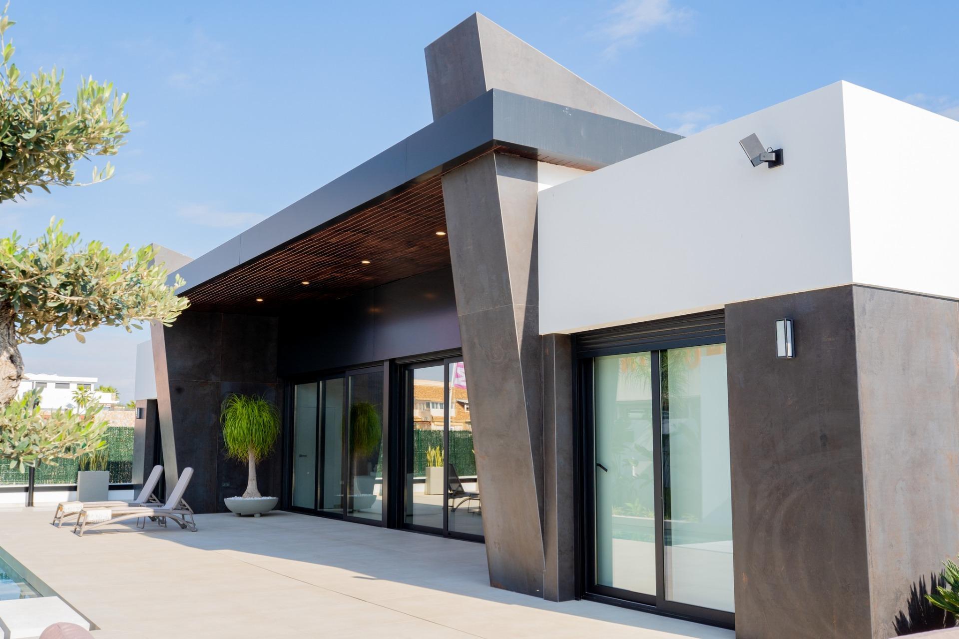 Villa de diseño a medida en Ciudad Quesada con piscina privada y parcela de 530m²