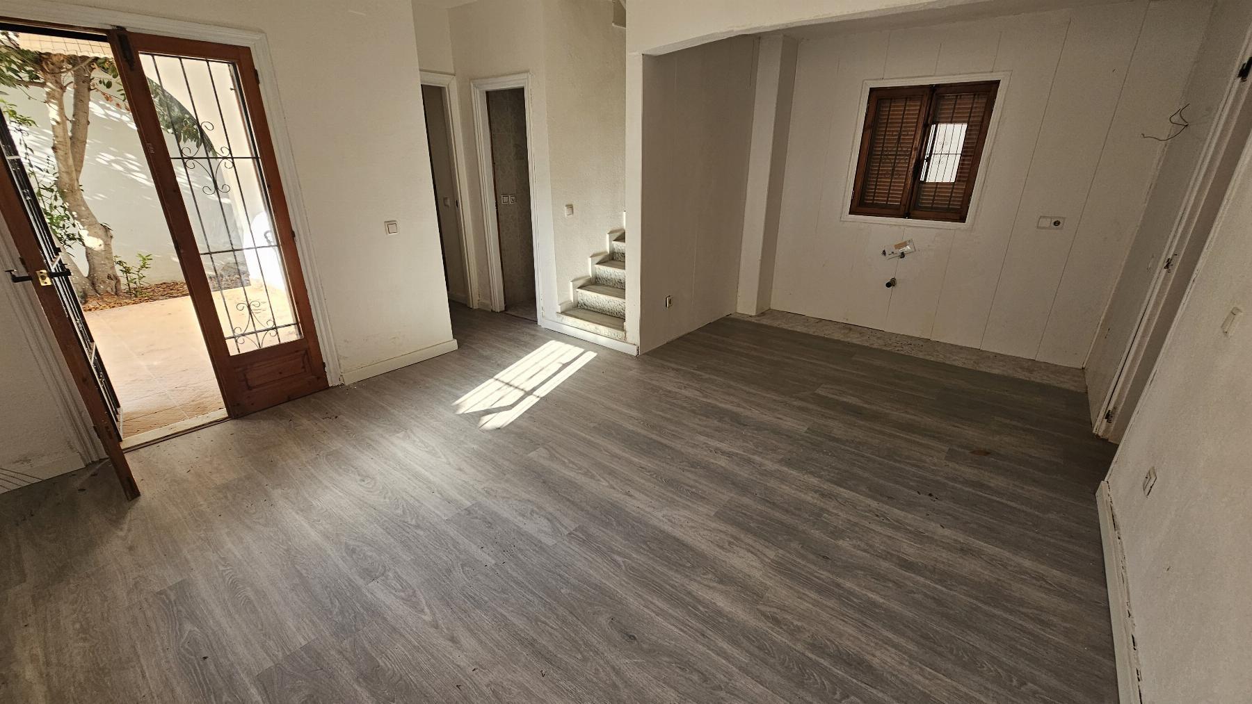 Chalet independiente con jardín privado en Nueva Torrevieja — 2 dorm. y 2 baños