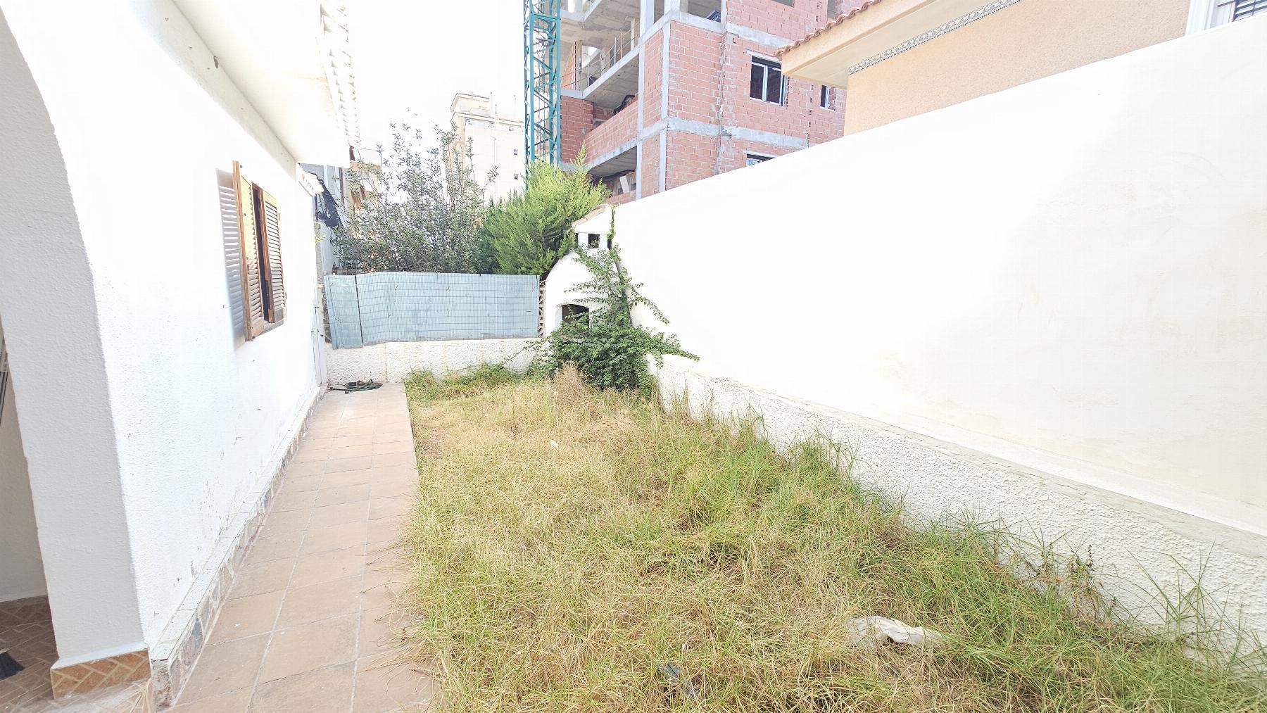 Chalet independiente con jardín privado en Nueva Torrevieja — 2 dorm. y 2 baños