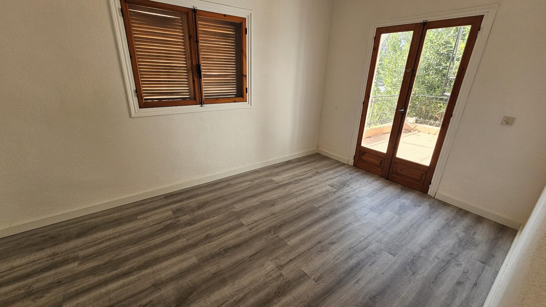 Chalet independiente con jardín privado en Nueva Torrevieja — 2 dorm. y 2 baños