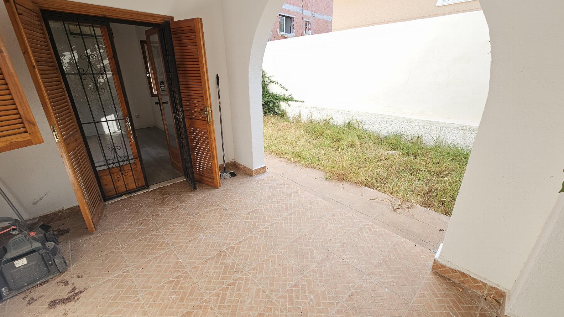 Chalet independiente con jardín privado en Nueva Torrevieja — 2 dorm. y 2 baños