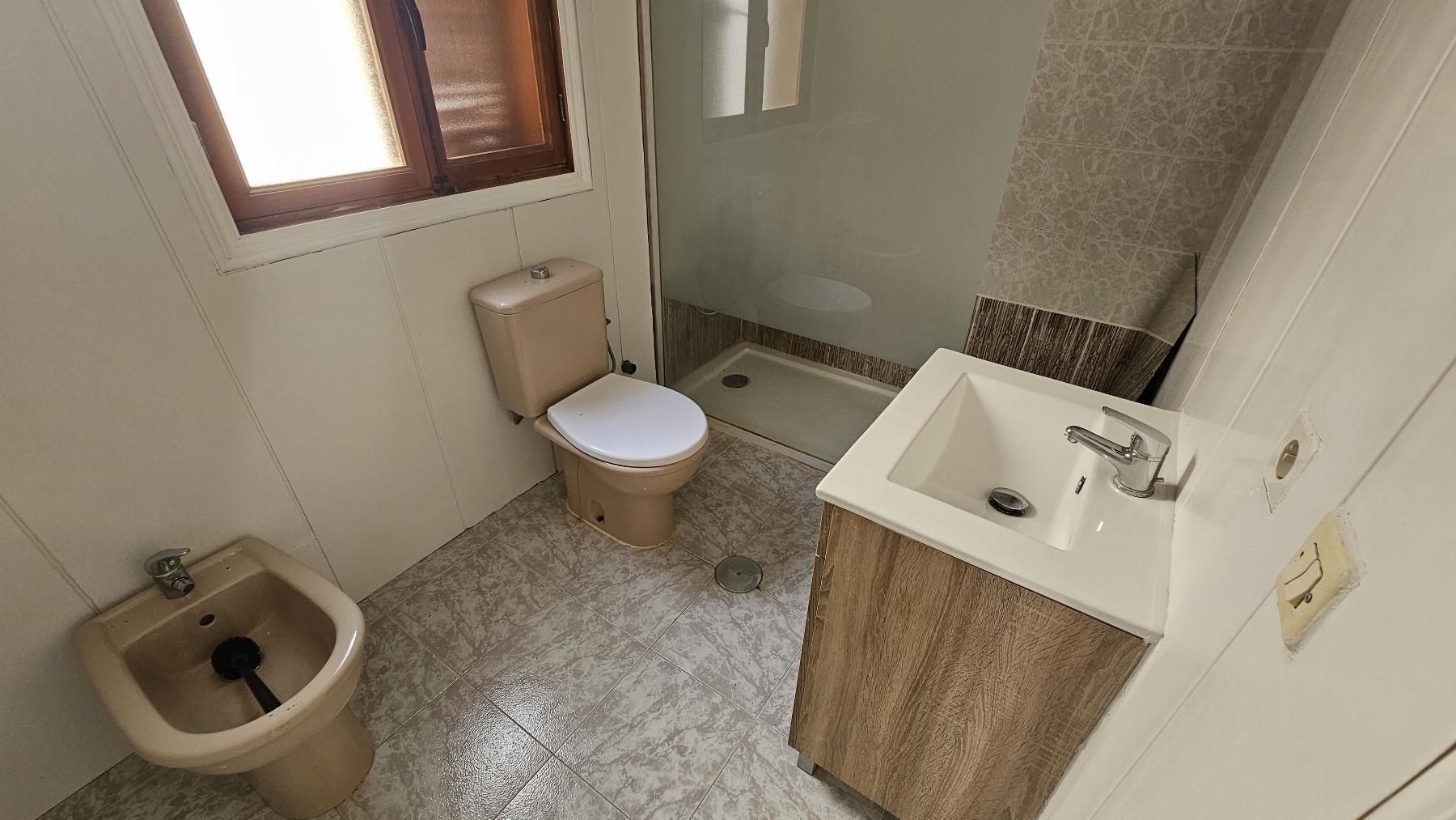 Chalet independiente con jardín privado en Nueva Torrevieja — 2 dorm. y 2 baños