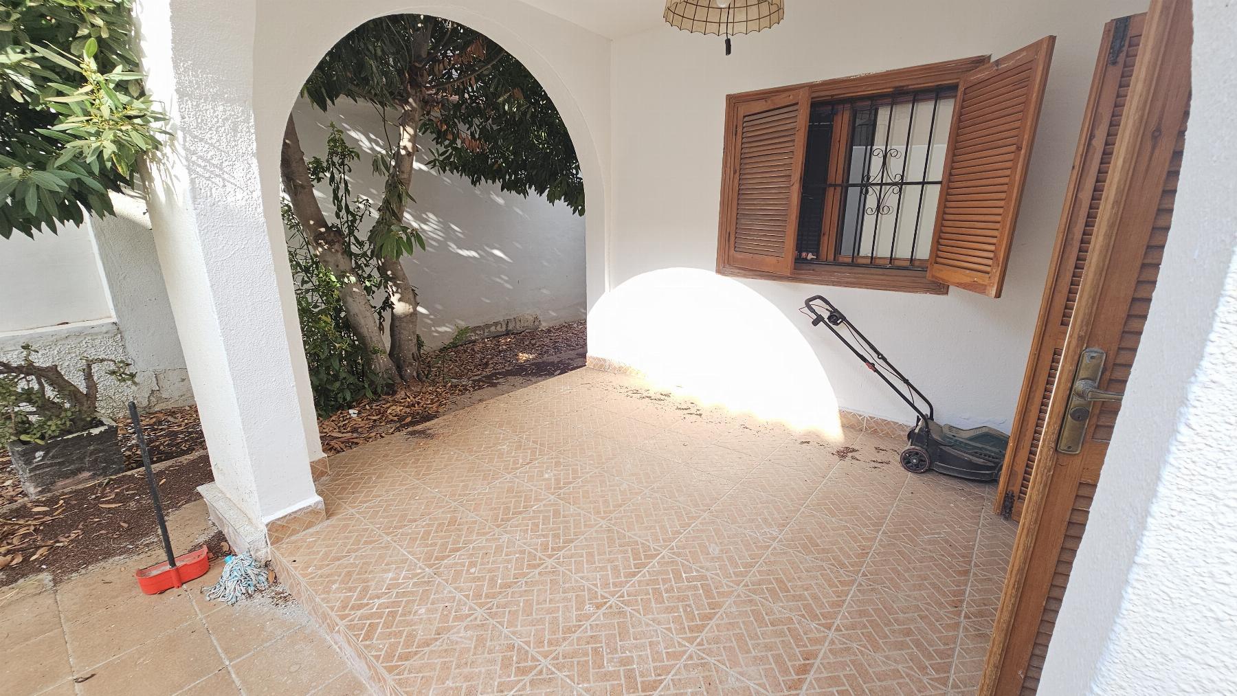 Chalet independiente con jardín privado en Nueva Torrevieja — 2 dorm. y 2 baños