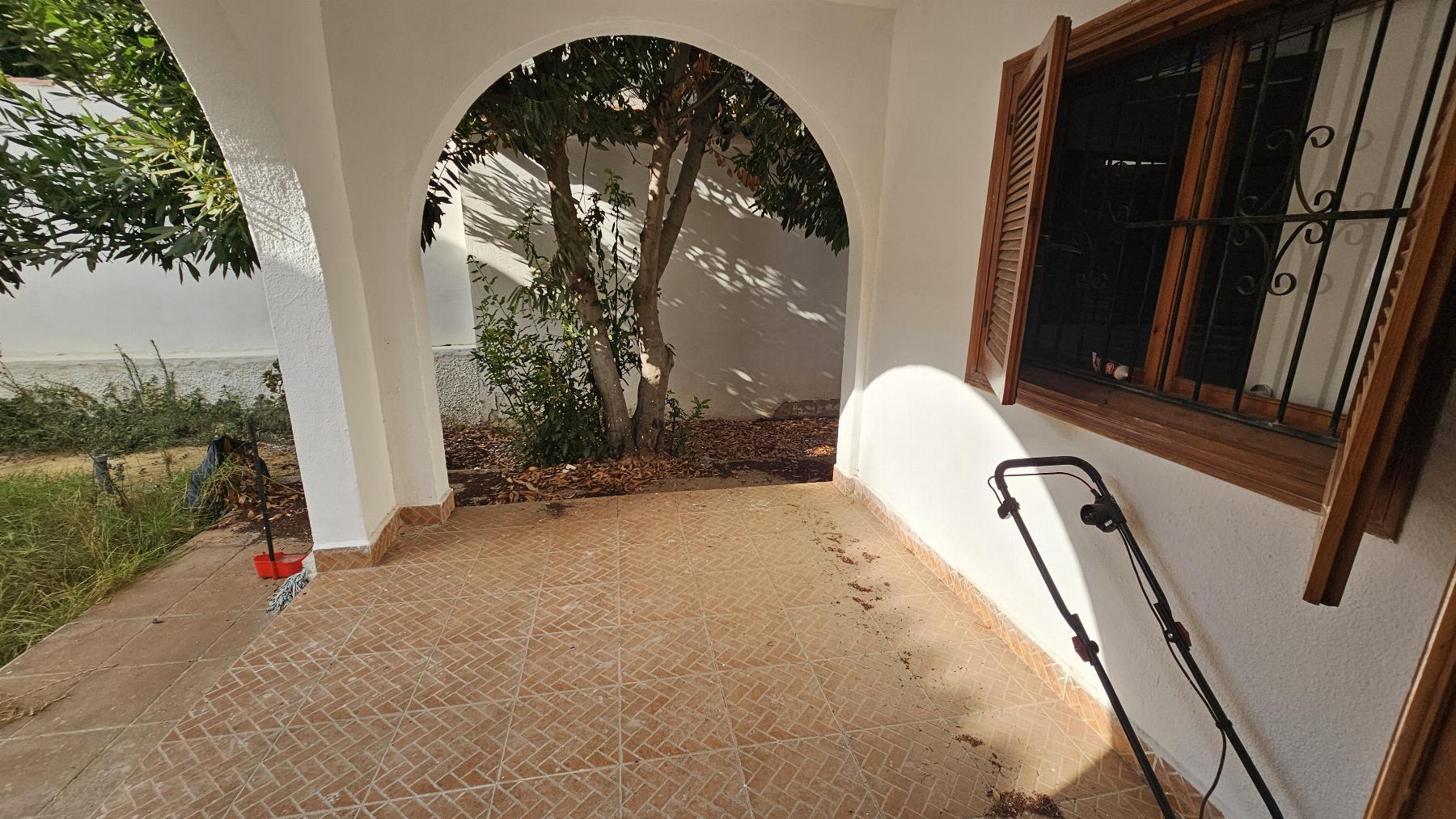 Chalet independiente con jardín privado en Nueva Torrevieja — 2 dorm. y 2 baños