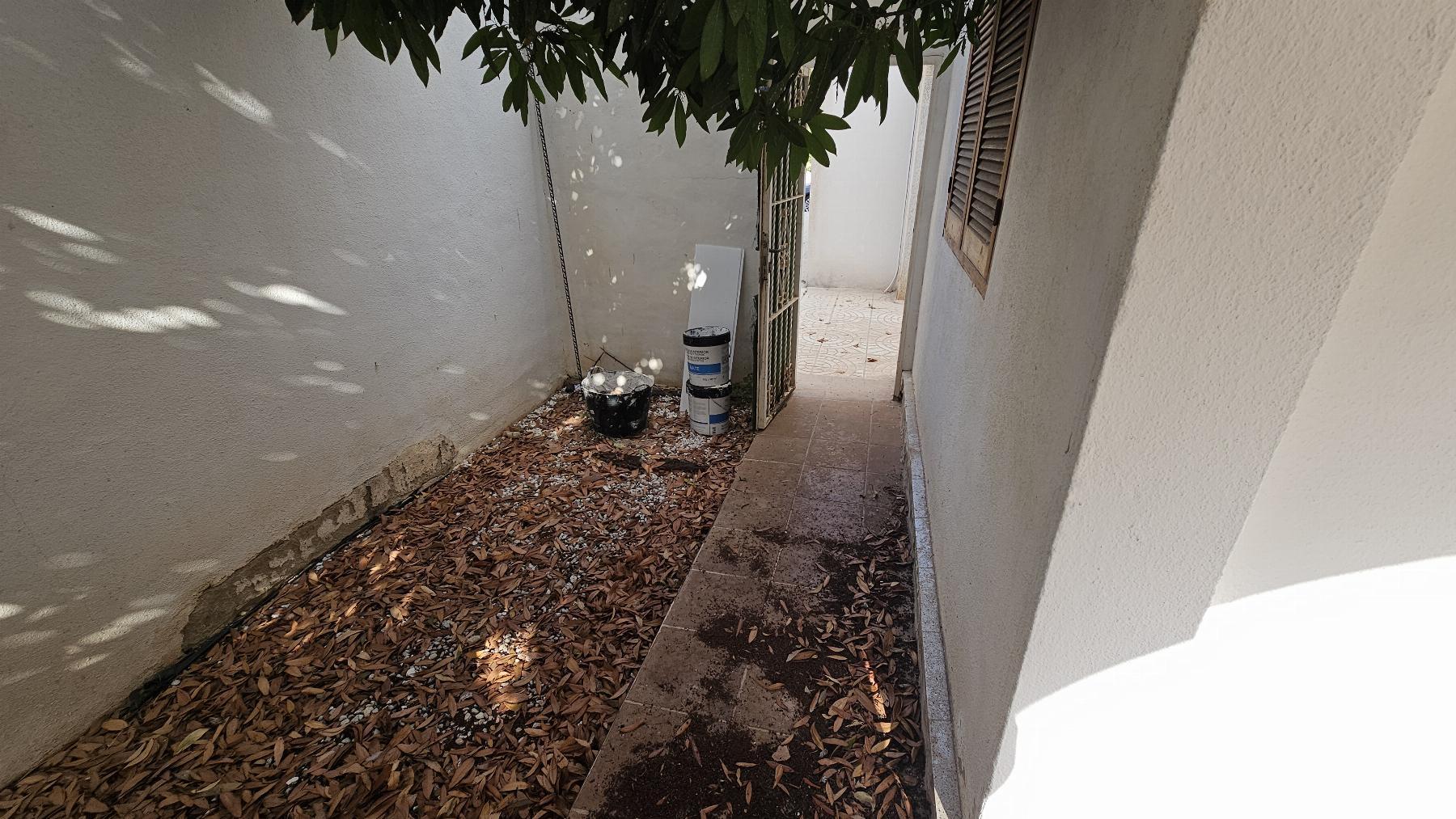 Chalet independiente con jardín privado en Nueva Torrevieja — 2 dorm. y 2 baños