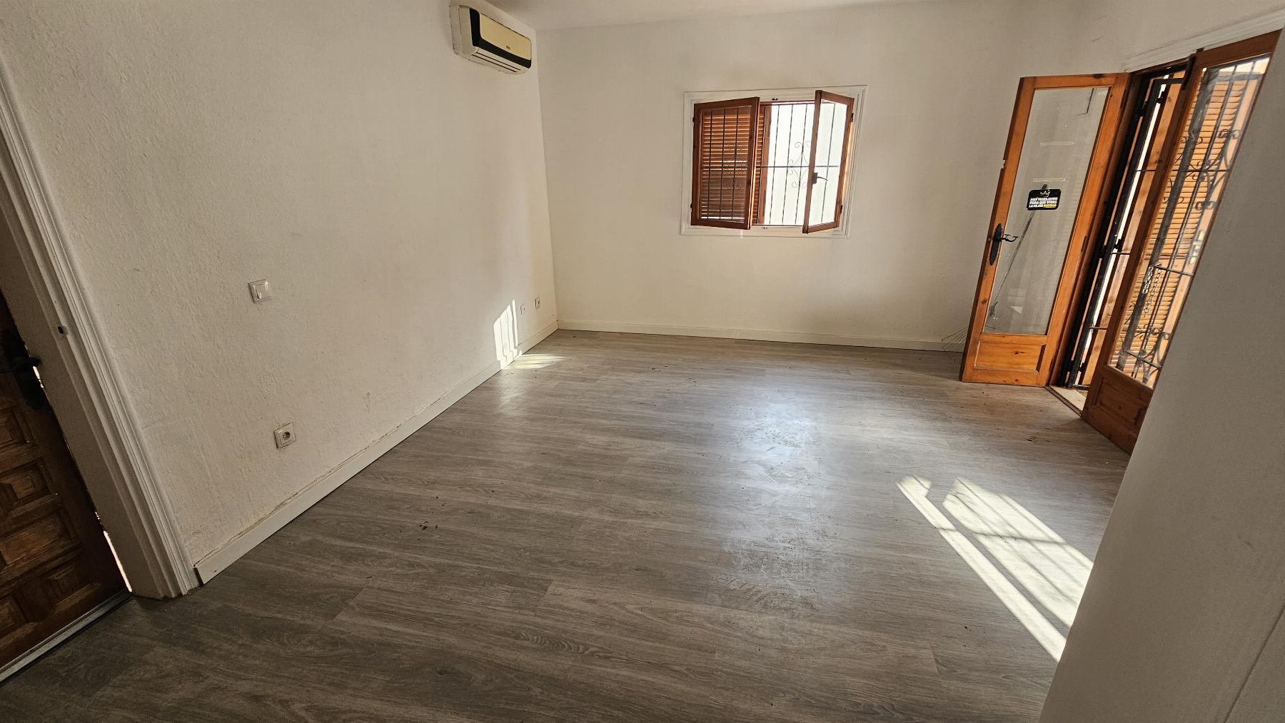 Chalet independiente con jardín privado en Nueva Torrevieja — 2 dorm. y 2 baños