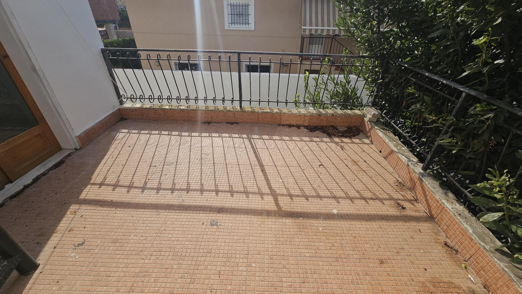 Chalet independiente con jardín privado en Nueva Torrevieja — 2 dorm. y 2 baños