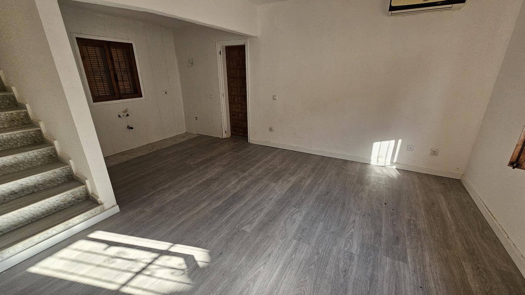 Chalet independiente con jardín privado en Nueva Torrevieja — 2 dorm. y 2 baños
