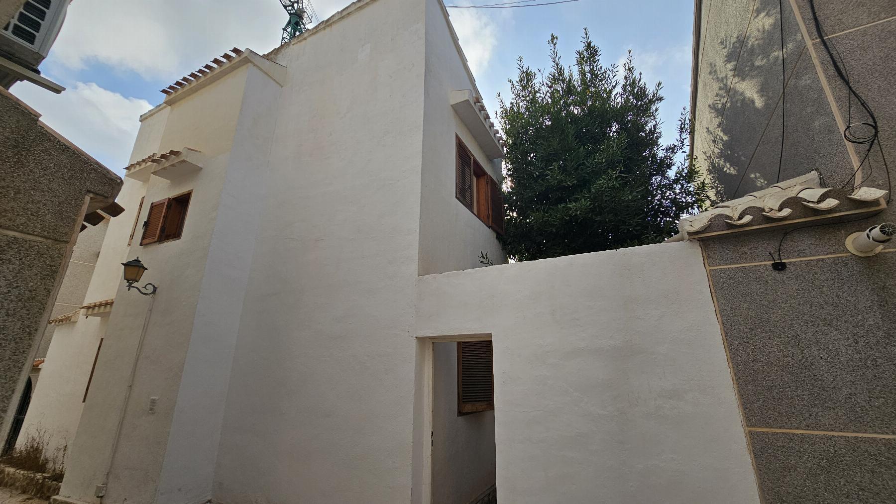 Chalet independiente con jardín privado en Nueva Torrevieja — 2 dorm. y 2 baños