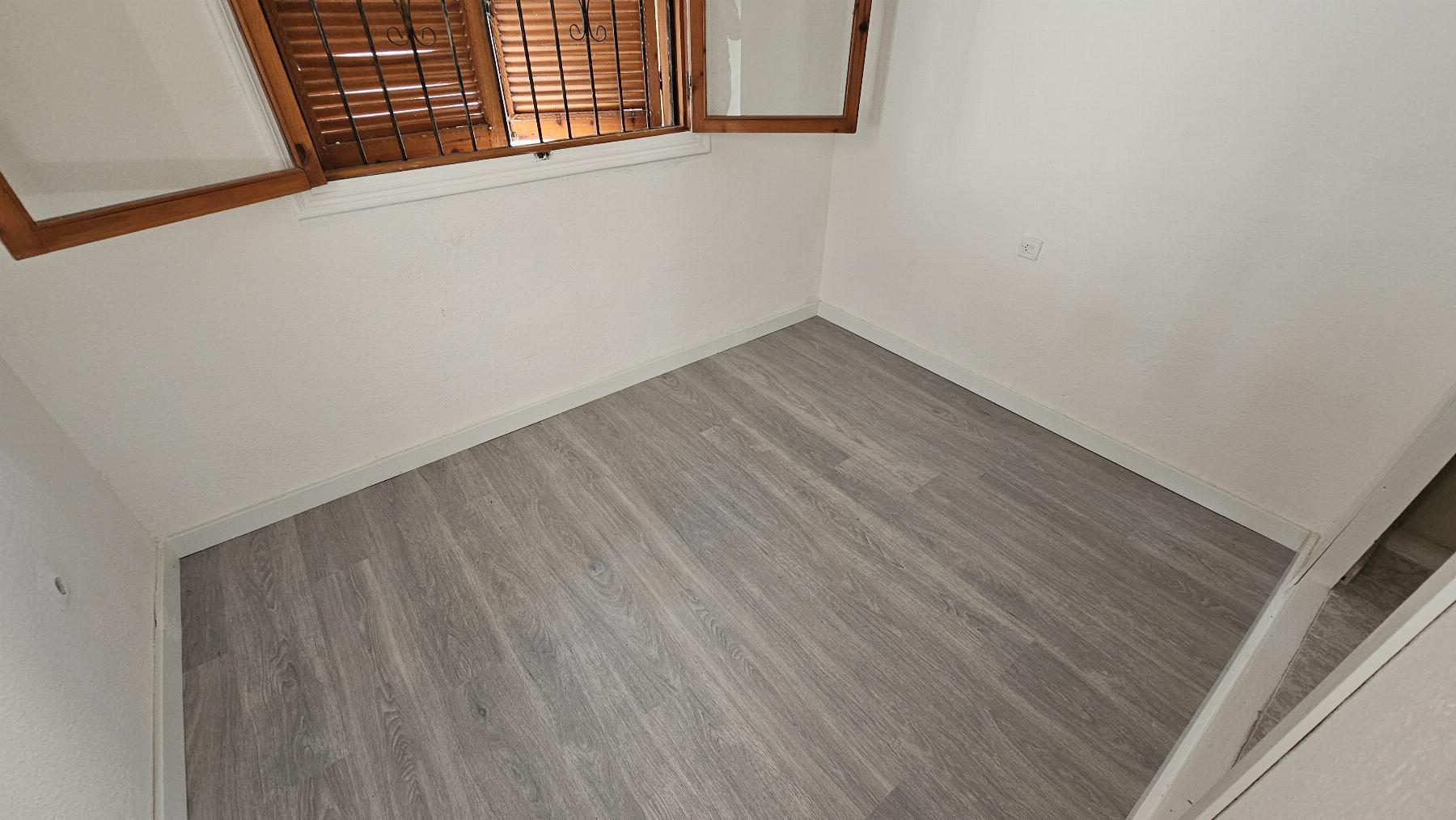 Chalet independiente con jardín privado en Nueva Torrevieja — 2 dorm. y 2 baños