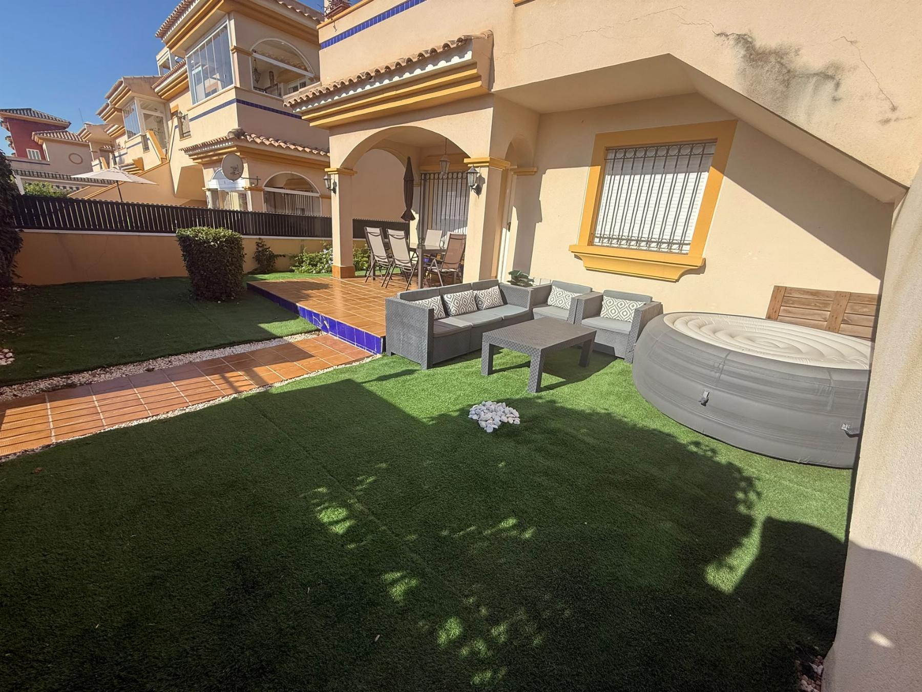 Bungalow con jardín privado y piscina en Lomas de Cabo Roig — 2 dorm.