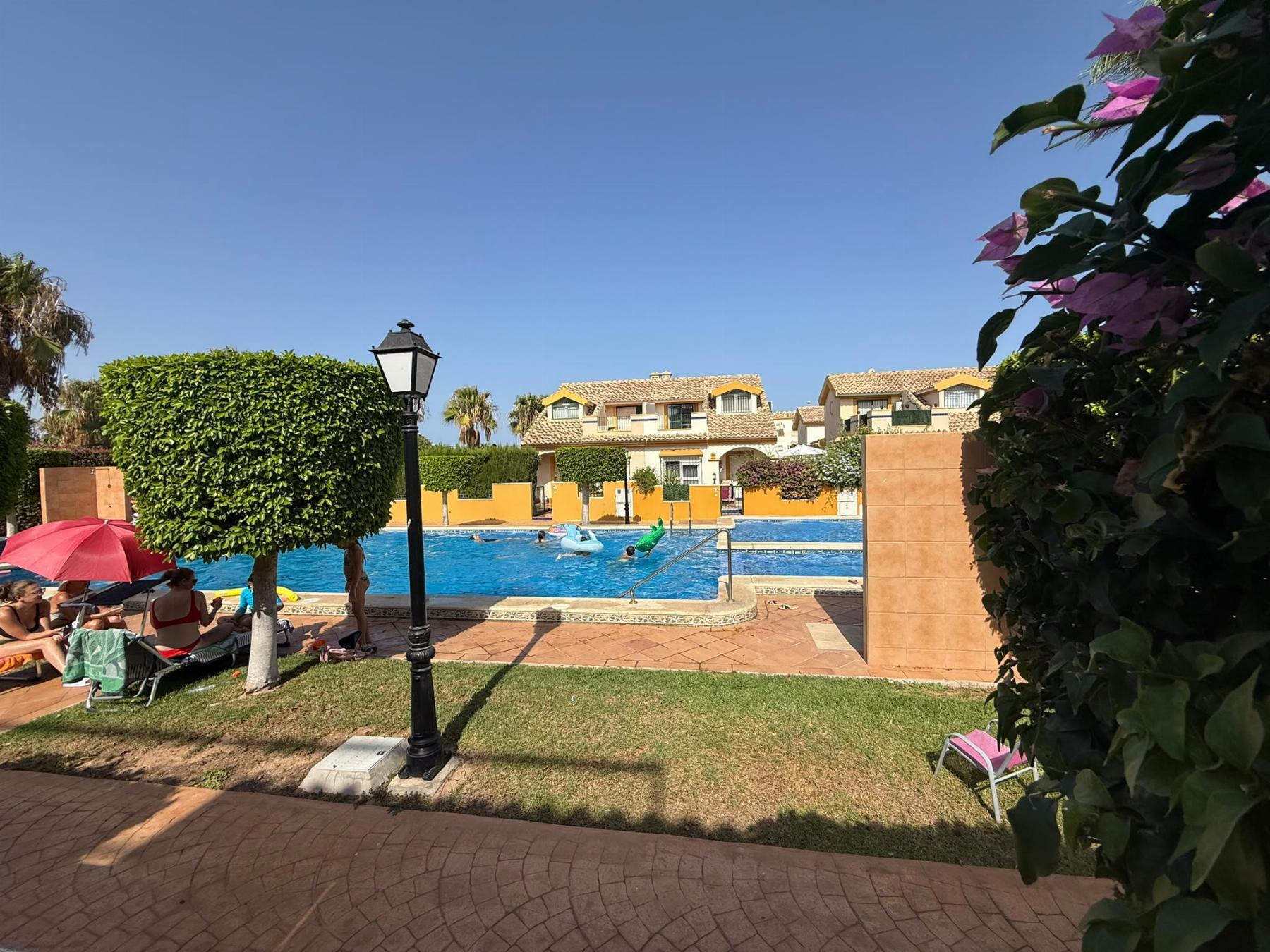 Bungalow con jardín privado y piscina en Lomas de Cabo Roig — 2 dorm.
