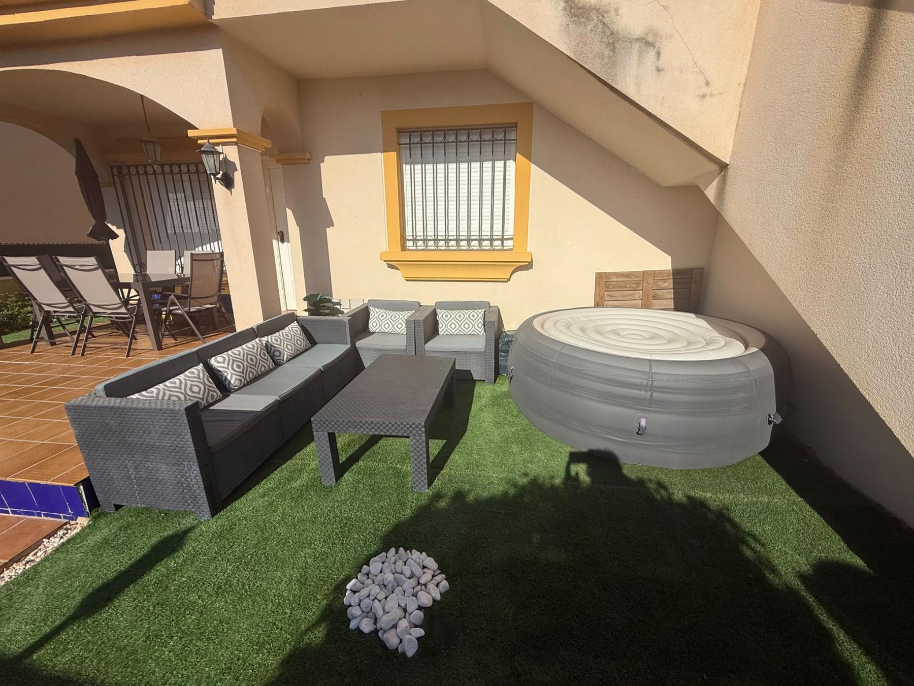 Bungalow con jardín privado y piscina en Lomas de Cabo Roig — 2 dorm.