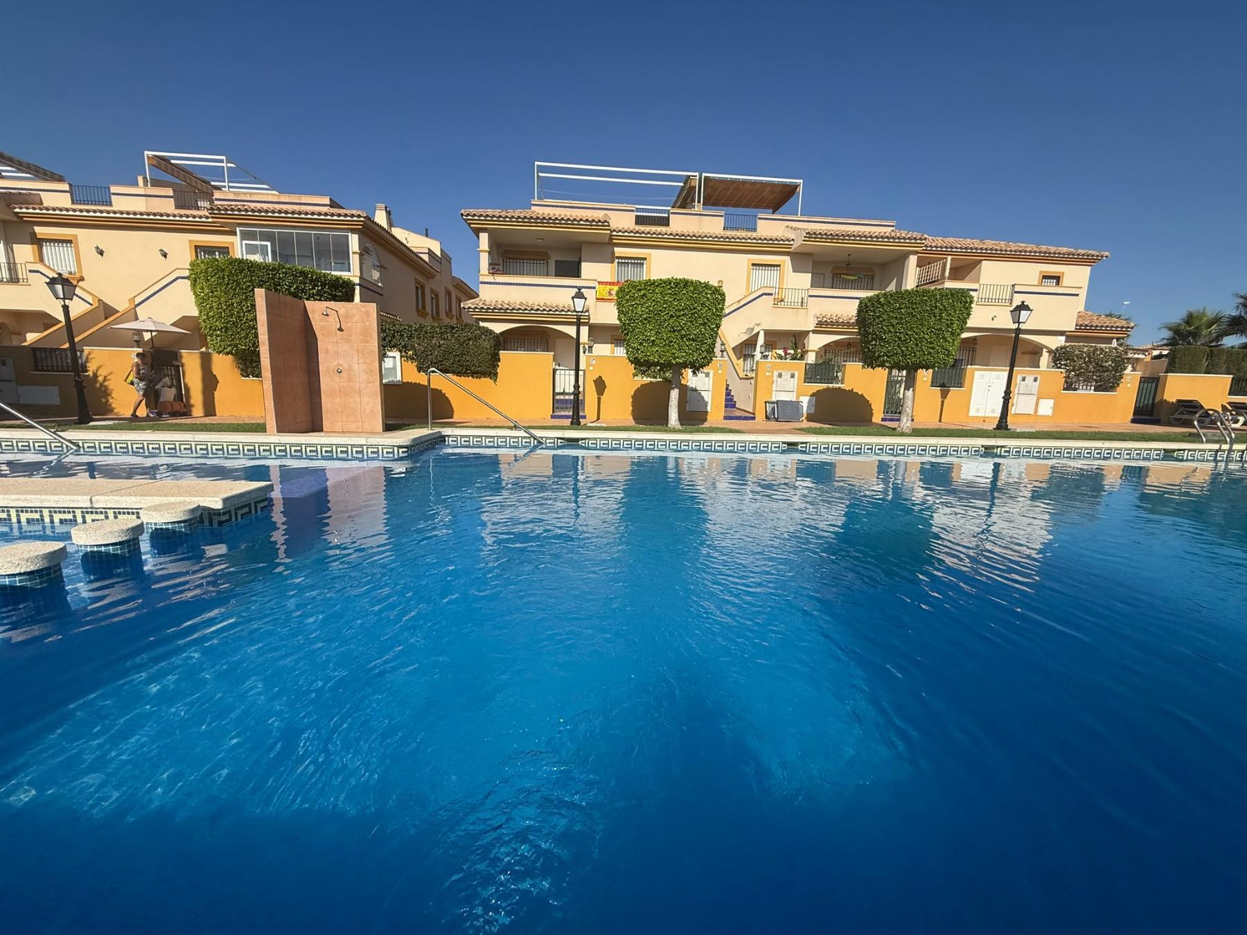 Bungalow con jardín privado y piscina en Lomas de Cabo Roig — 2 dorm.