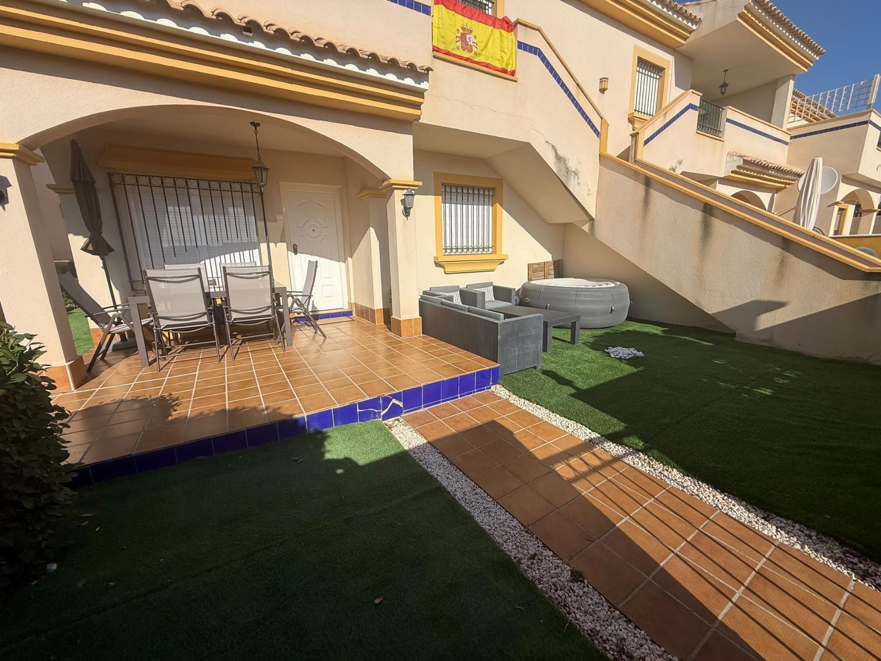 Bungalow con jardín privado y piscina en Lomas de Cabo Roig — 2 dorm.