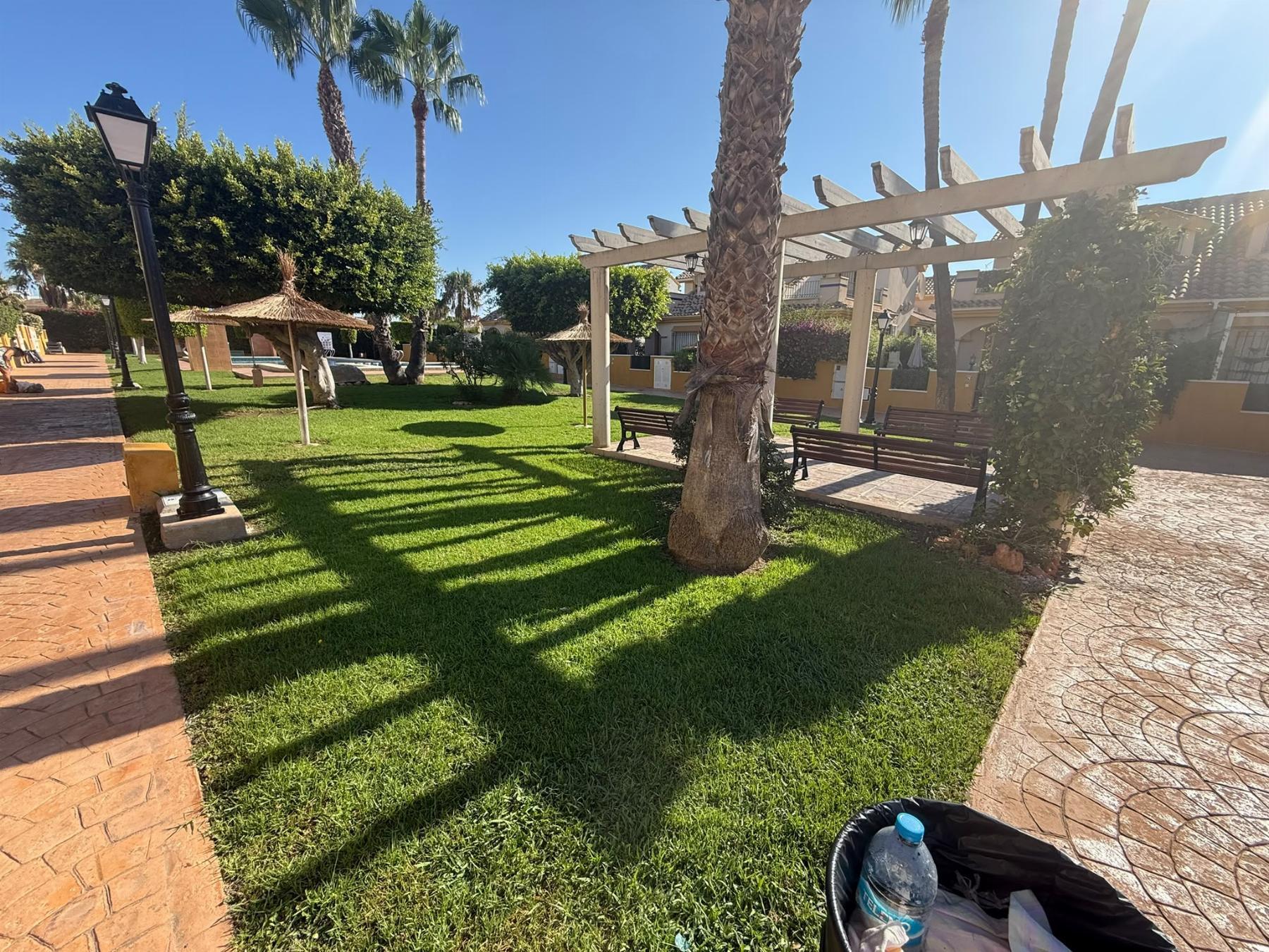 Bungalow con jardín privado y piscina en Lomas de Cabo Roig — 2 dorm.