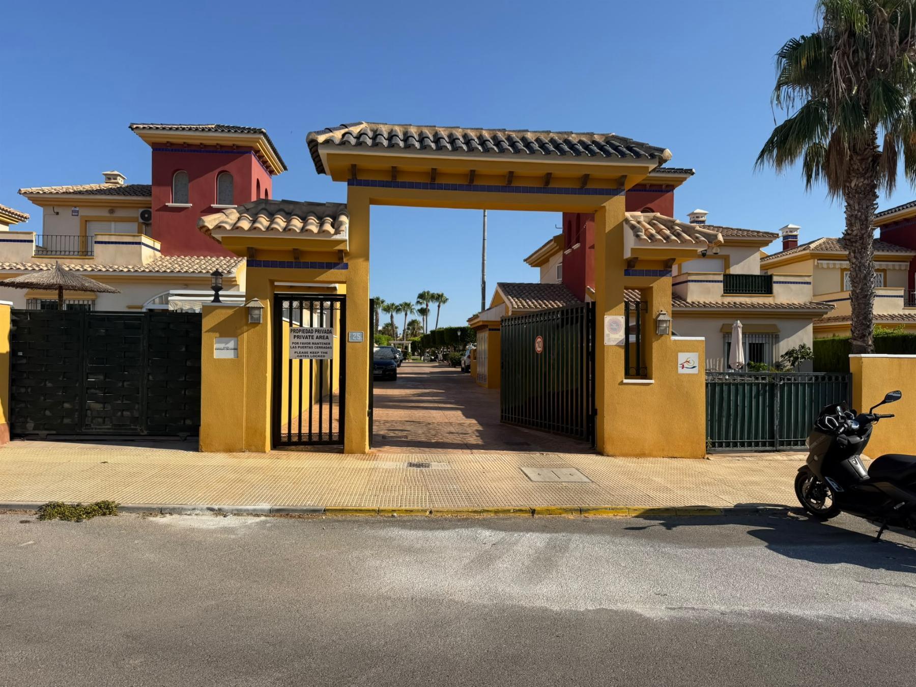Bungalow con jardín privado y piscina en Lomas de Cabo Roig — 2 dorm.