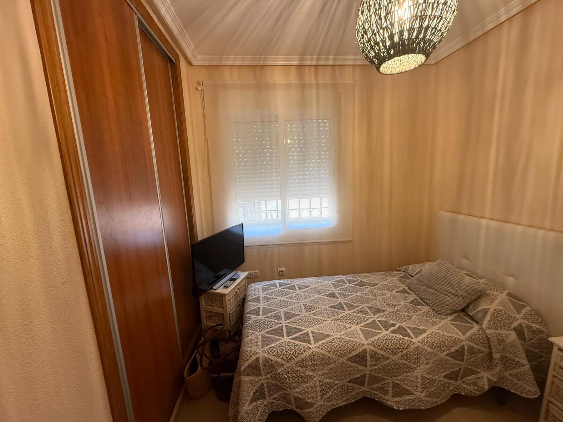 Bungalow con jardín privado y piscina en Lomas de Cabo Roig — 2 dorm.