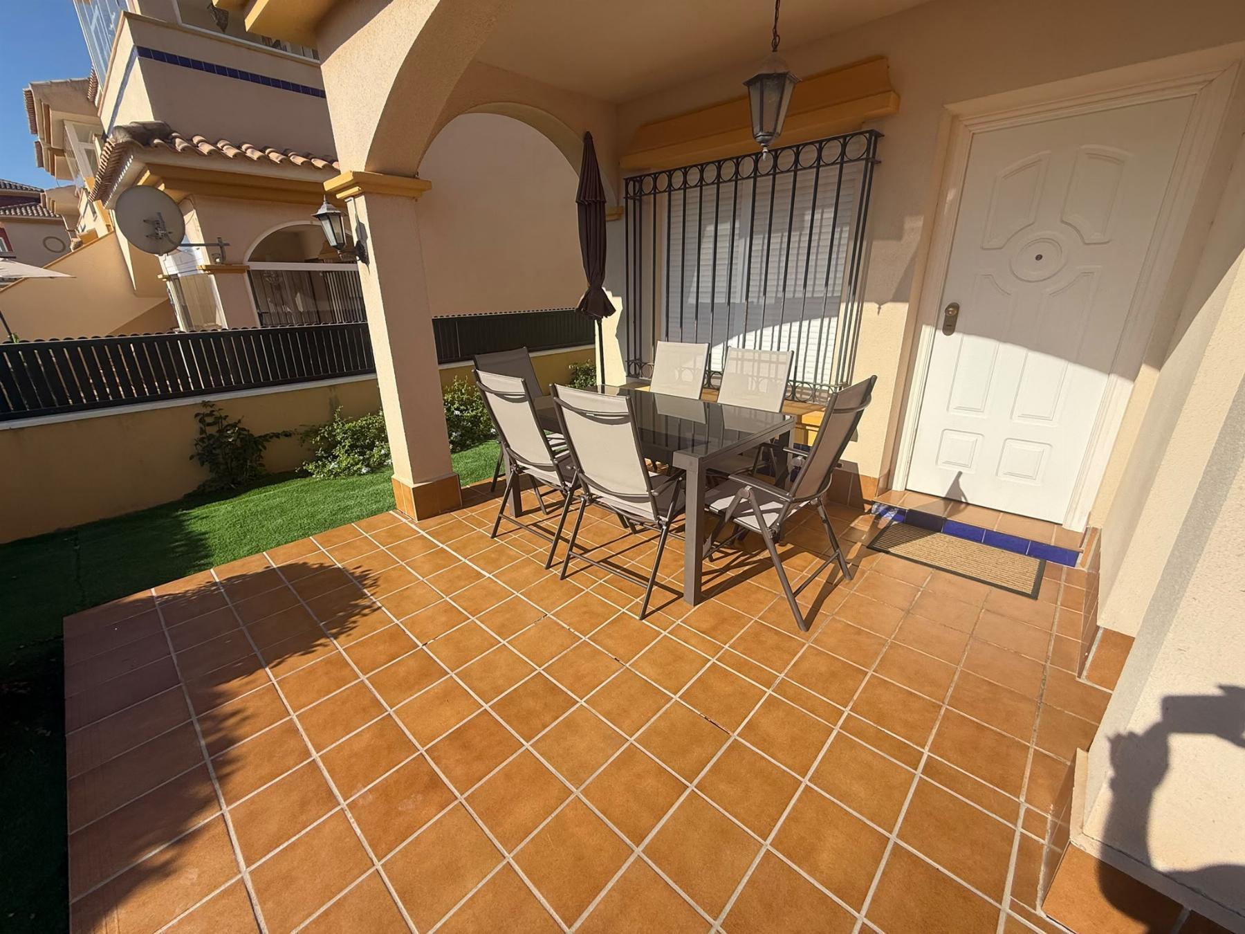 Bungalow con jardín privado y piscina en Lomas de Cabo Roig — 2 dorm.